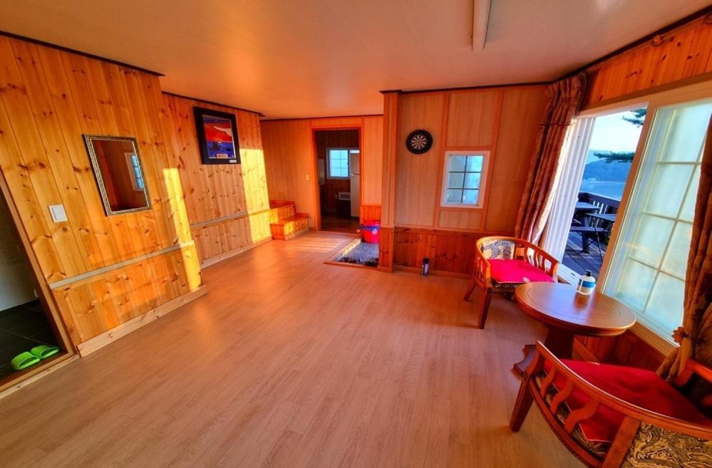 Family Room - Photo 2