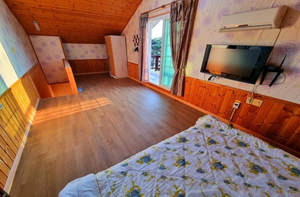 Family Room - Photo 6