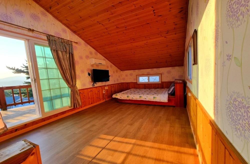 Family Room - Photo 5