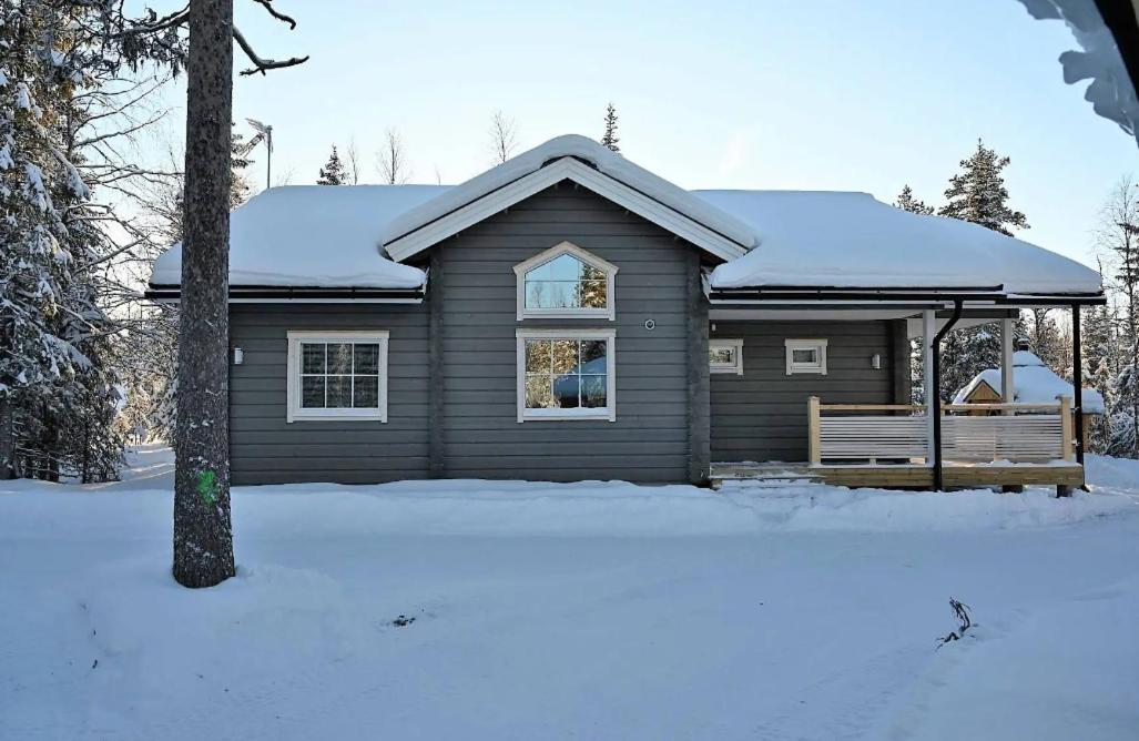 Three-Bedroom House photo 2