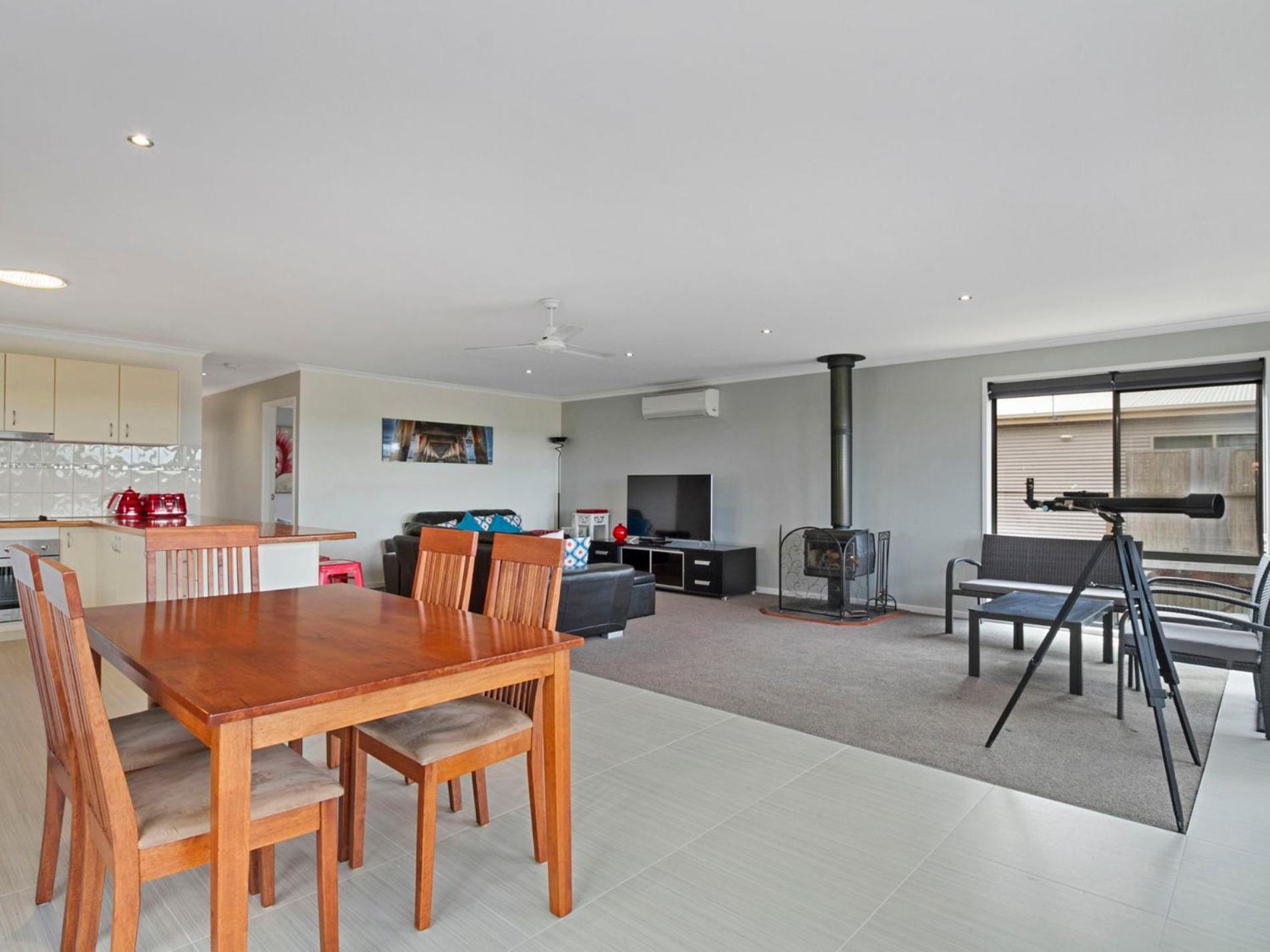Three-Bedroom House photo 3