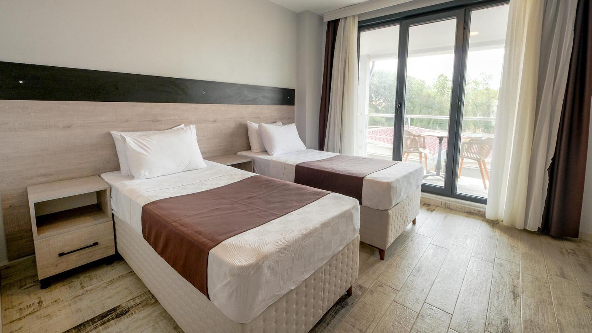 Superior Room with Balcony Land View - Photo 10