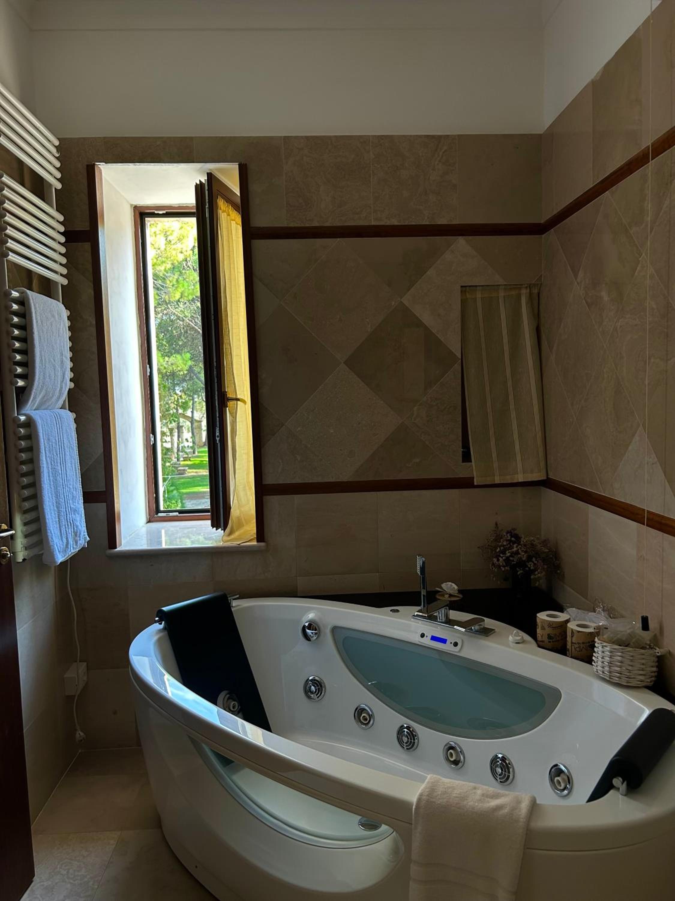 Suite with Hot Tub photo 2