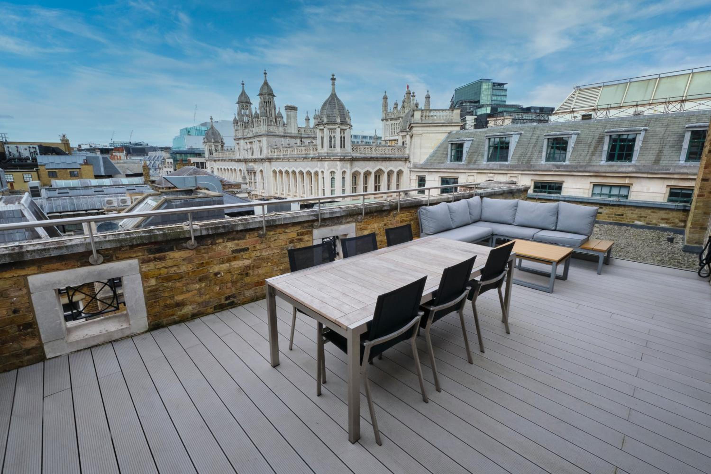 Two-Bedroom Apartment with Balcony photo 2