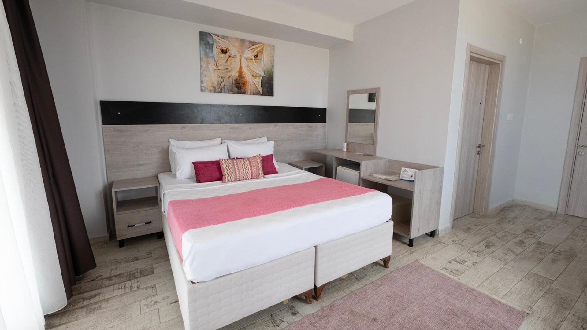 Deluxe Room with Balcony Sea View - Photo 15