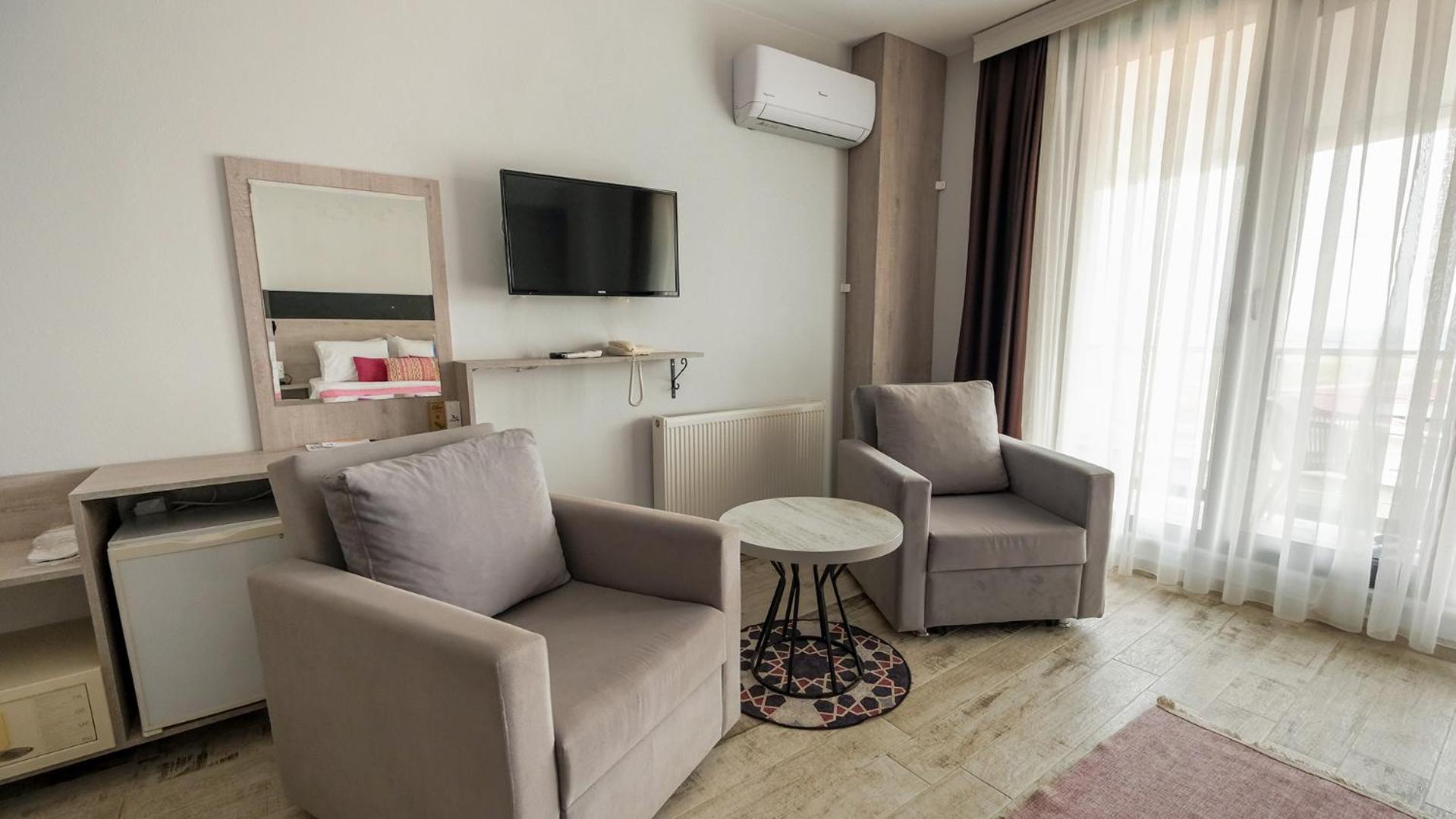 Deluxe Room with Balcony Sea View - Photo 16