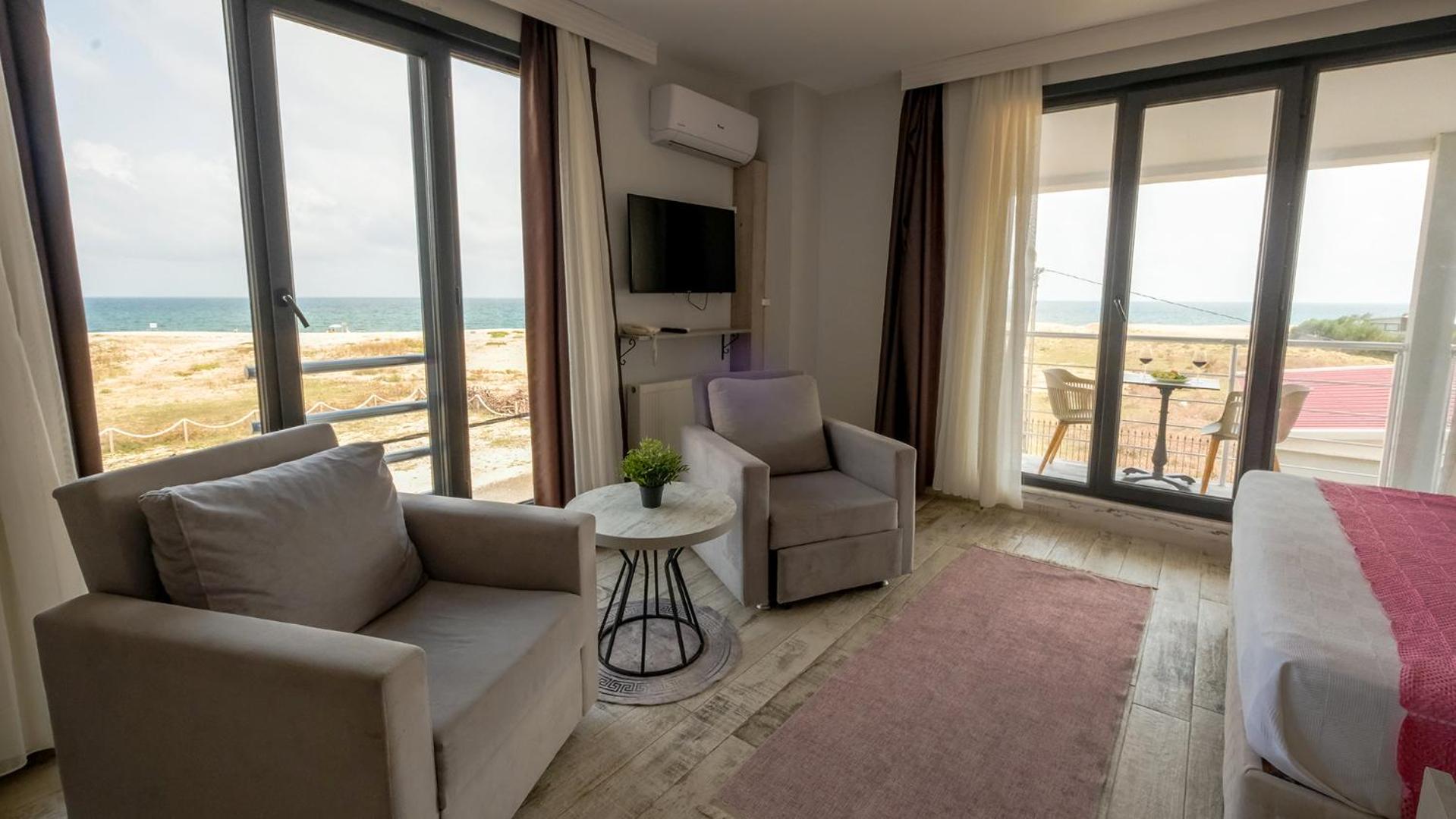 Deluxe Room with Balcony Sea View - Photo 11