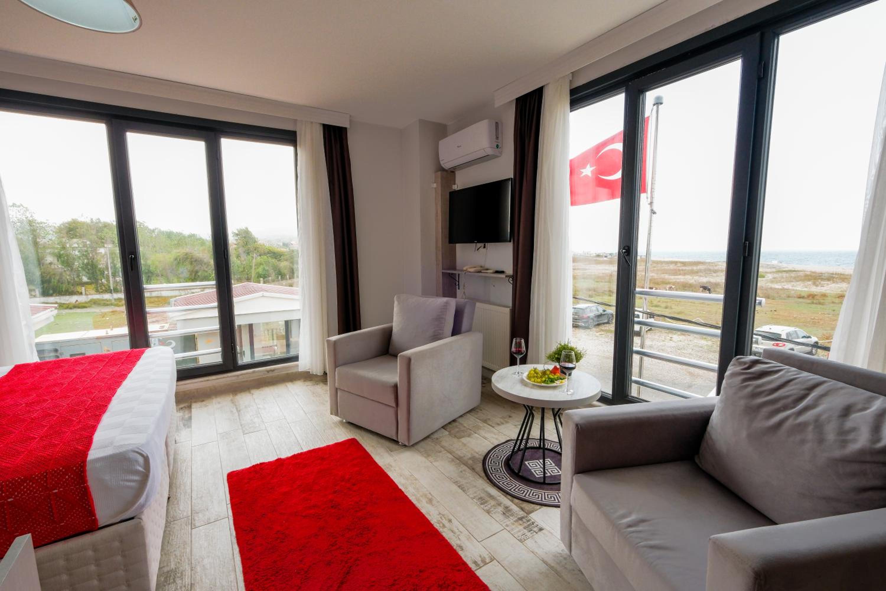 Corner Room with Sea View - Photo 1