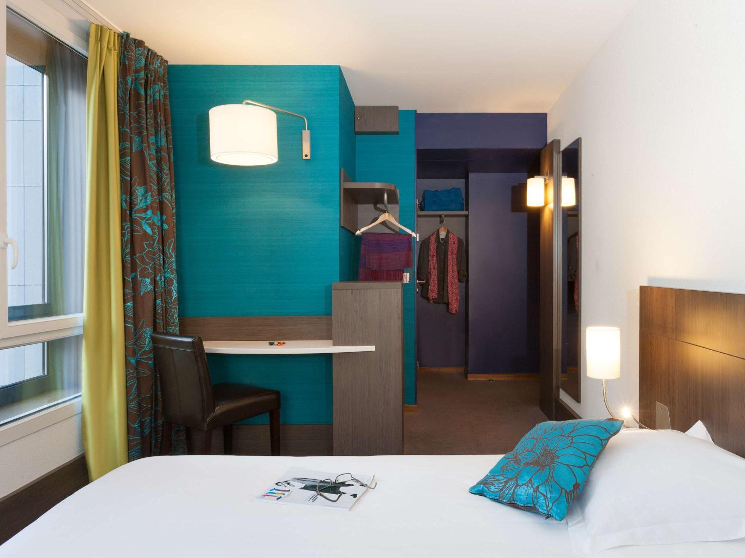 Superior Room One Queen Bed and One Sofa Bed thumbnail 5