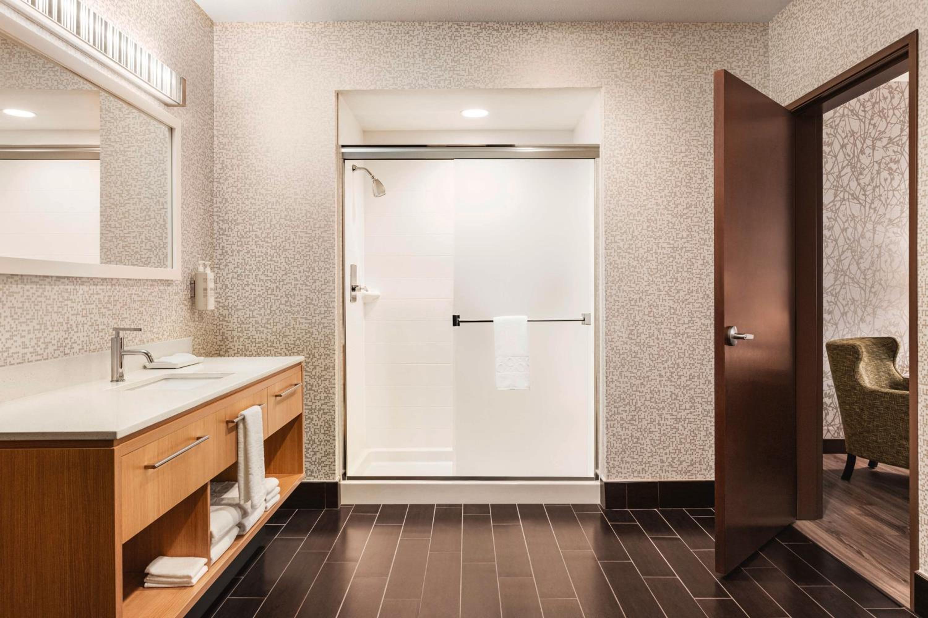 One-Bedroom King Suite - Non-Smoking - Photo 9