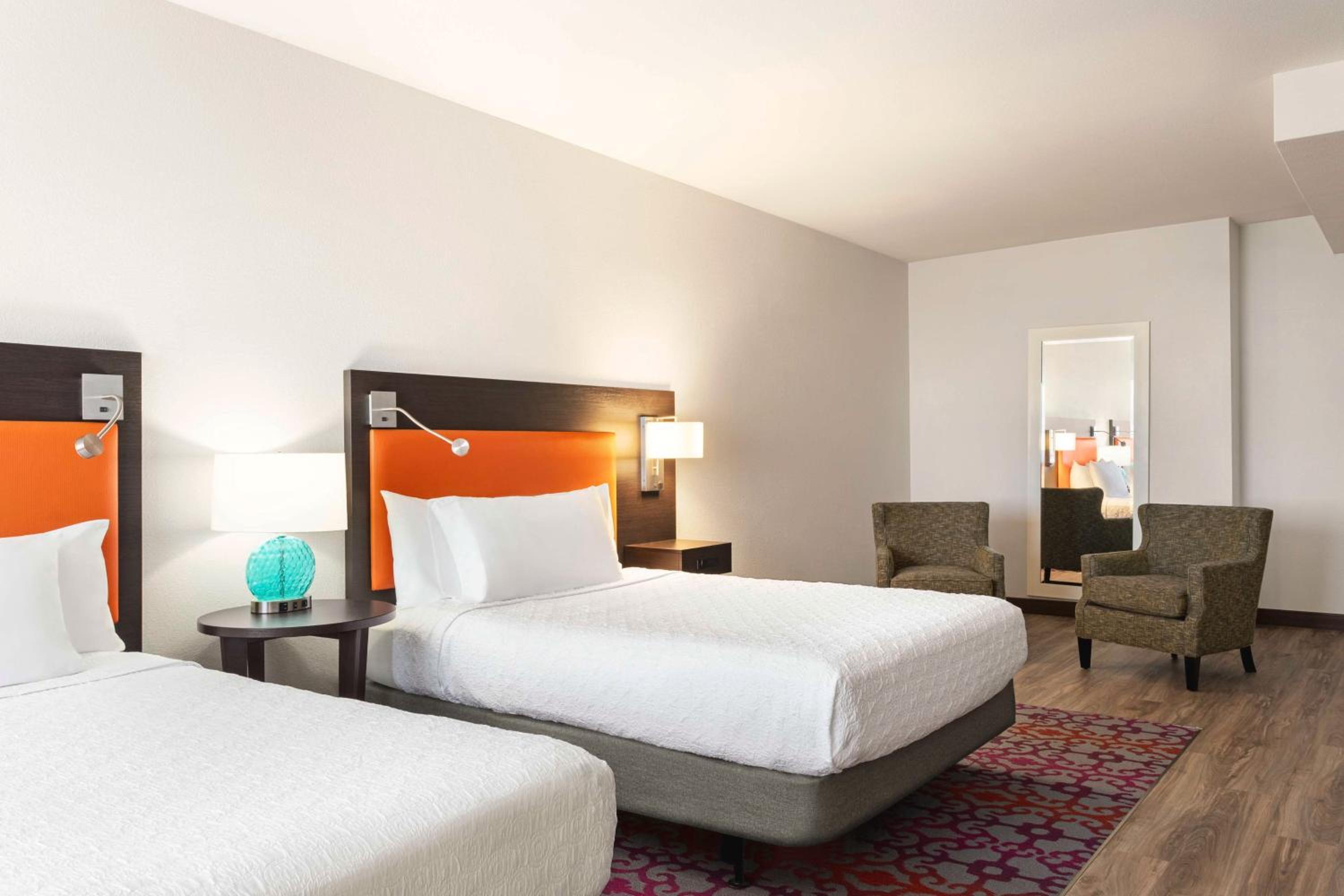 One-Bedroom Queen Suite with Two Queen Beds - Non-Smoking - Photo 5