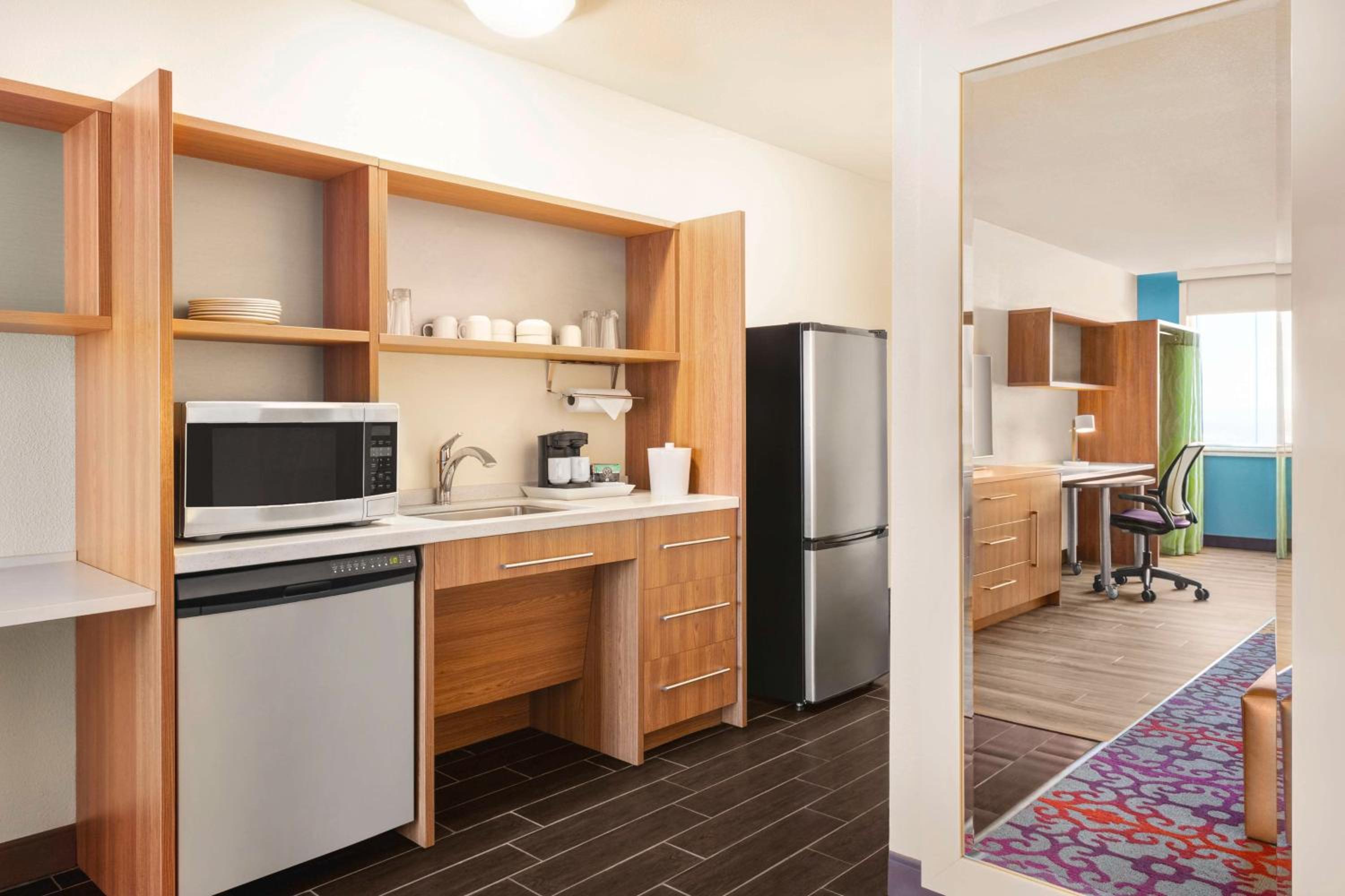 Studio with Two Queen Beds and Roll-In Shower - Mobility and Hearing Access/Non-Smoking - Photo 4