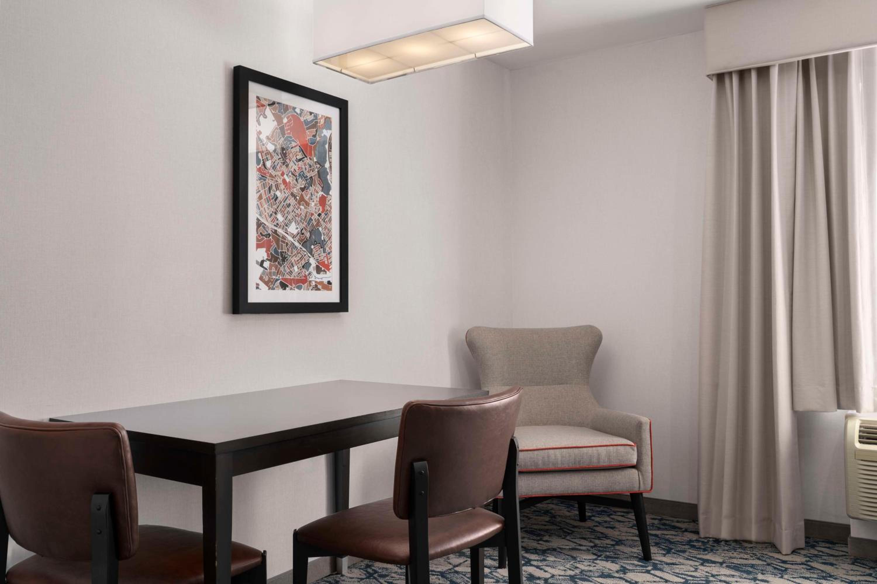 One-Bedroom Queen Suite - Non-Smoking