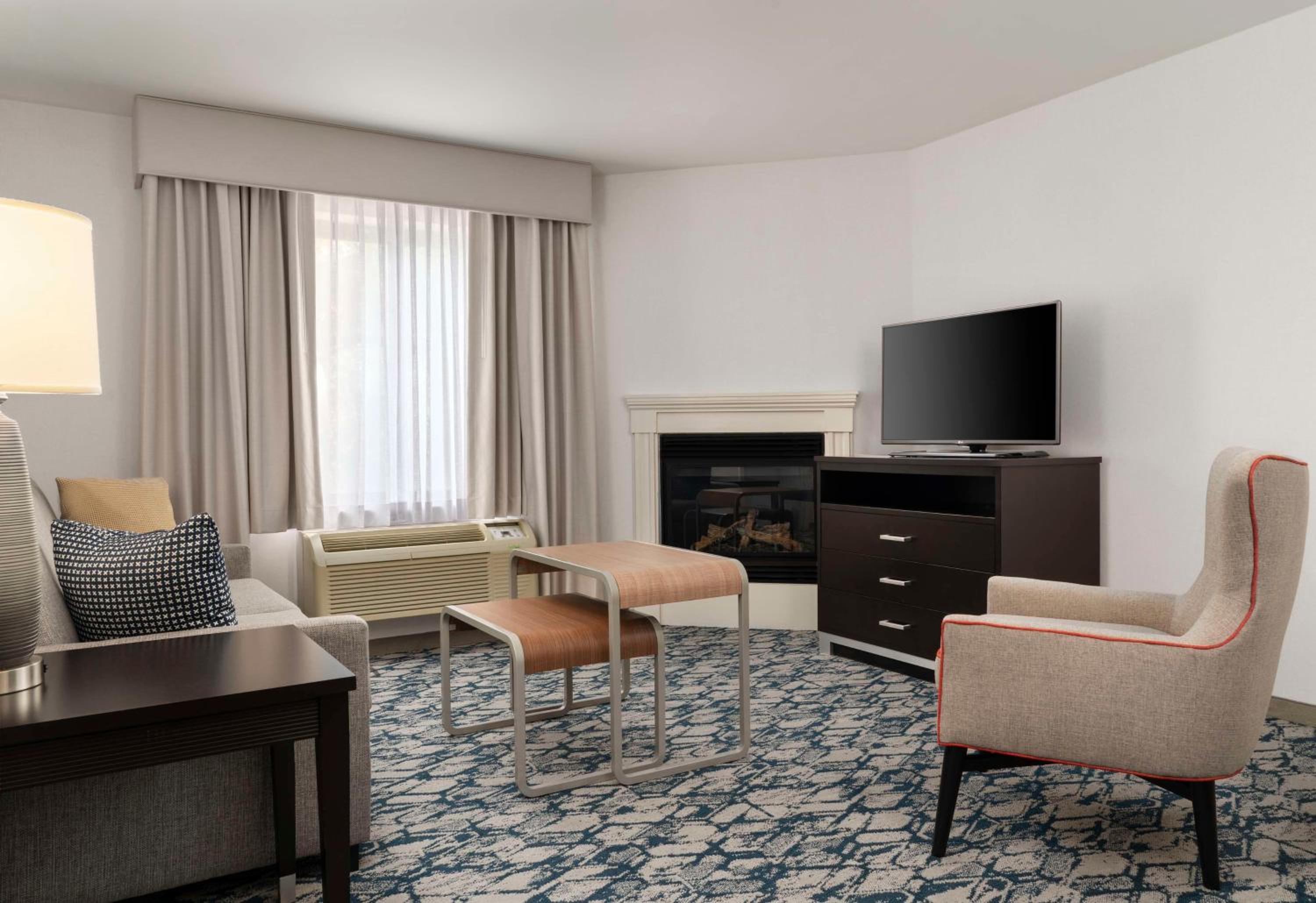 One-Bedroom King Suite with Fireplace - Non-Smoking  photo 2