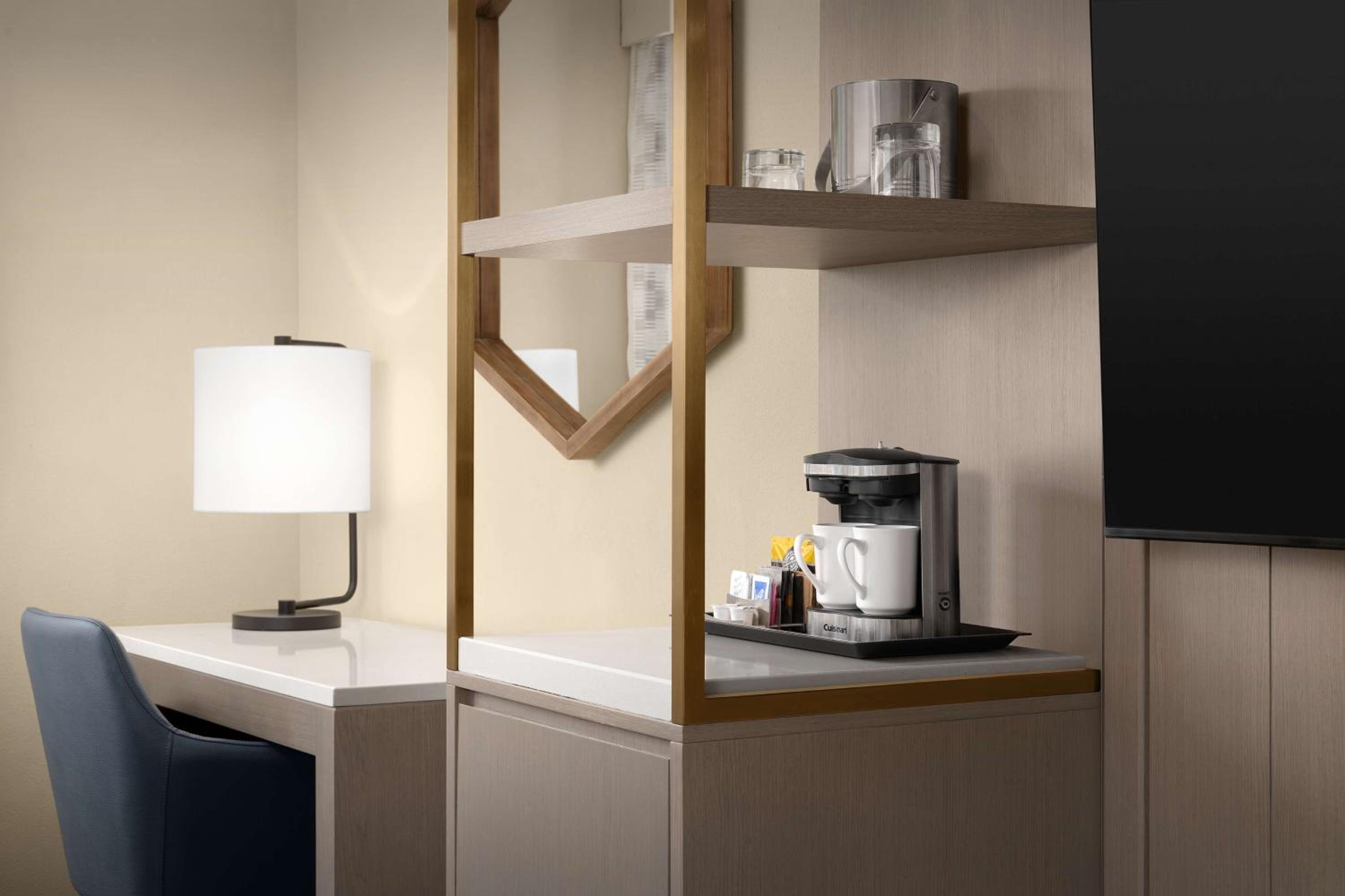 King Room with Accessible Tub - Mobility and Hearing Access - Photo 2