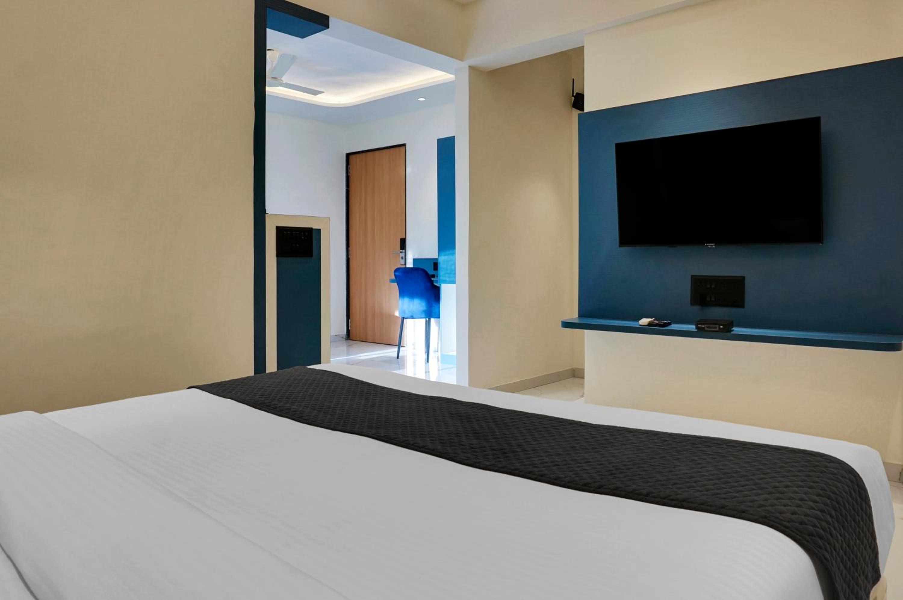 Suite with Balcony - Photo 9