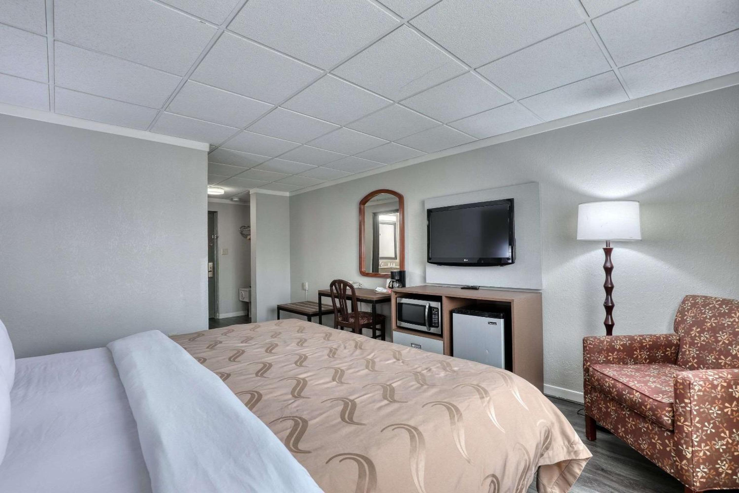 King Room - Non-Smoking - Photo 1