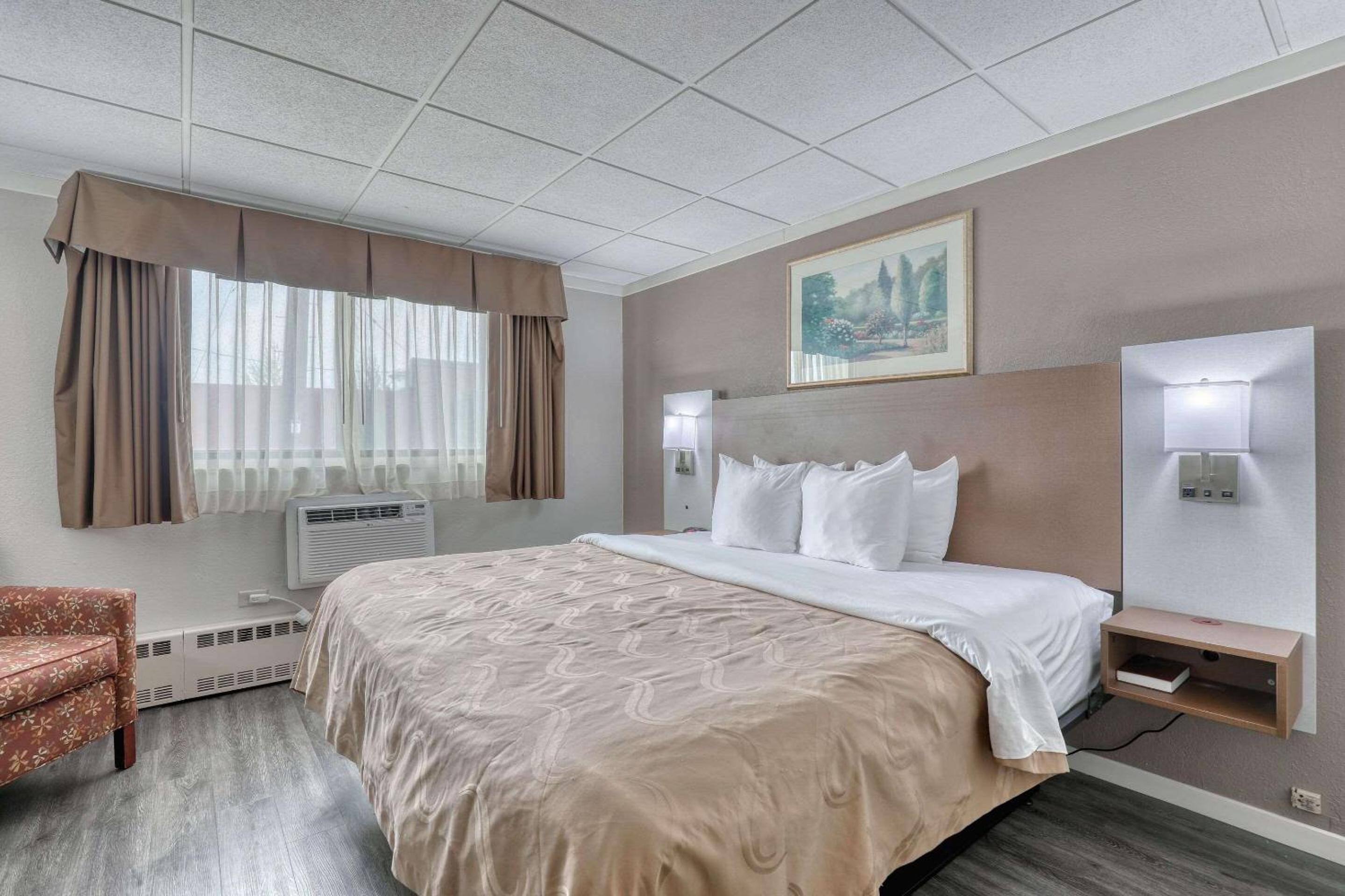 King Room - Non-Smoking - Photo 6