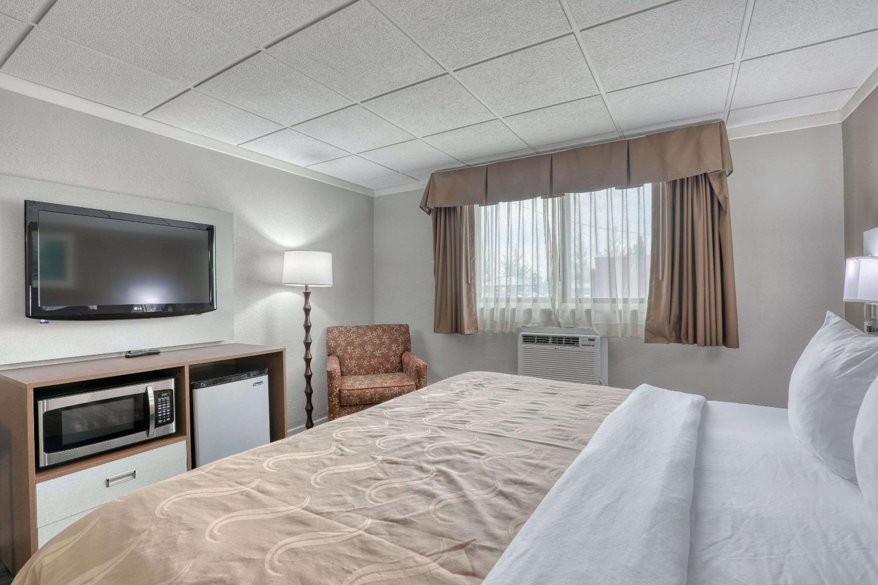 King Room - Non-Smoking - Photo 2