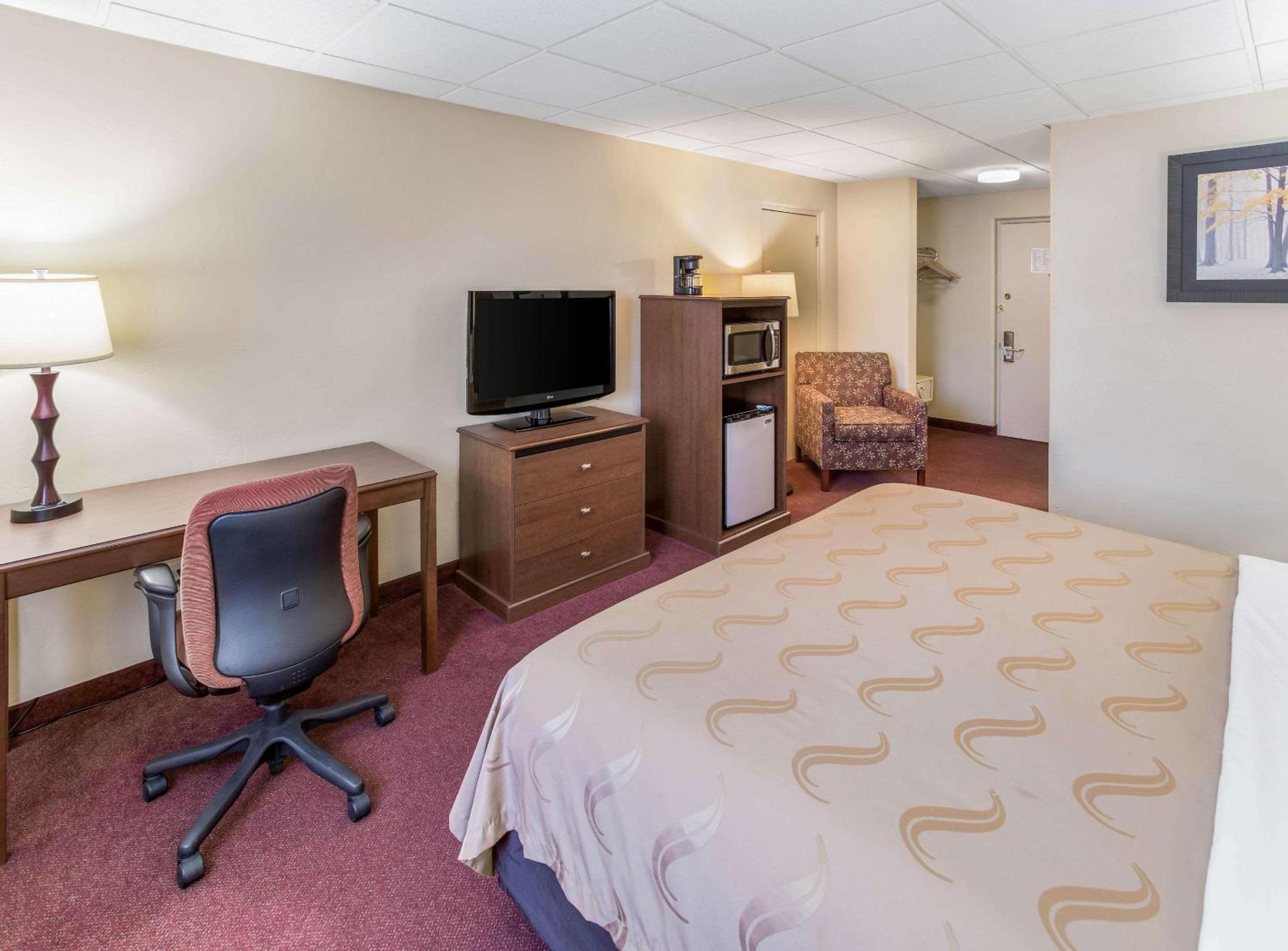 King Room - Non-Smoking - Photo 5