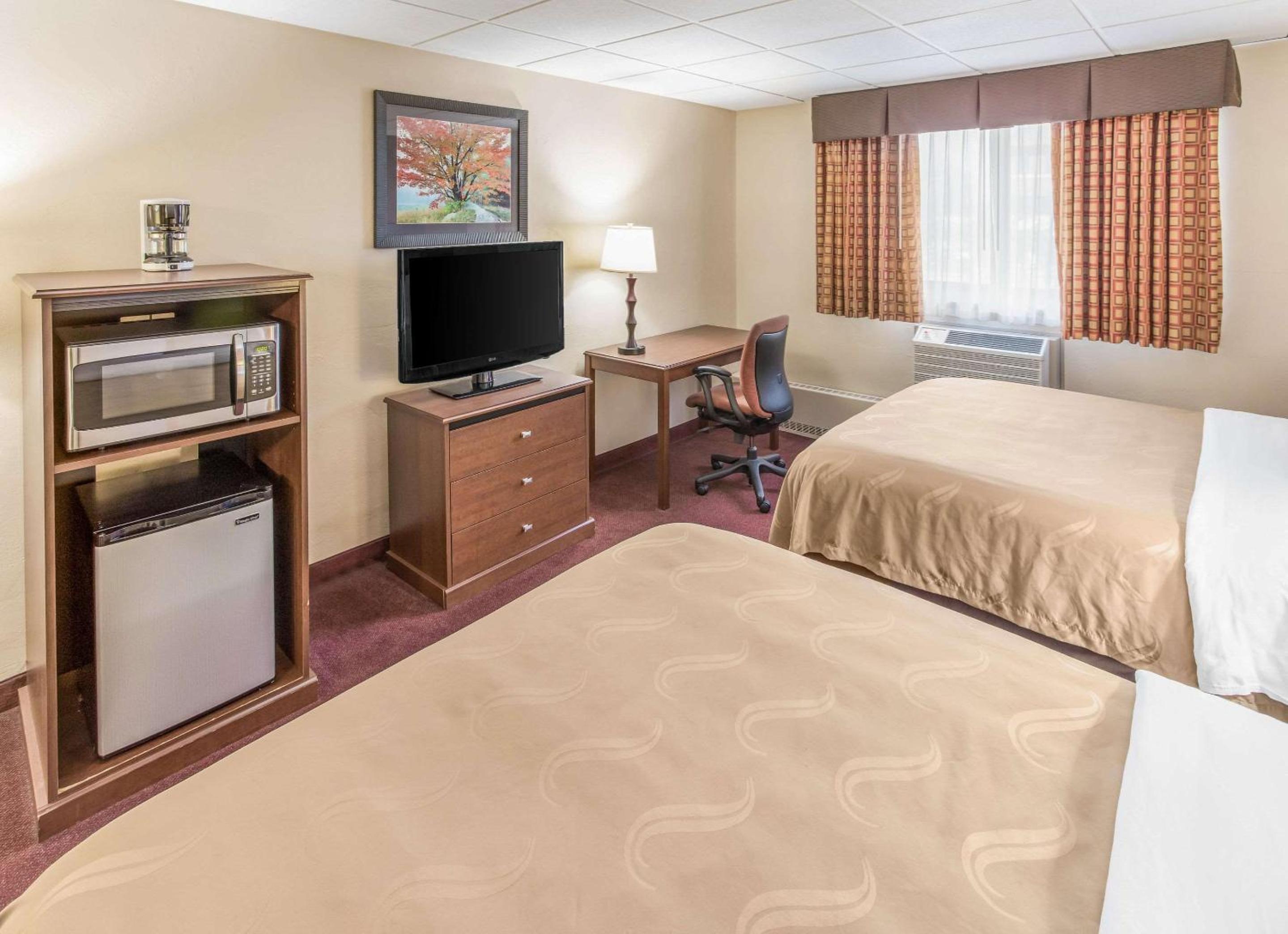 Standard Queen Room with Two Queen Beds - Non-Smoking - Photo 4