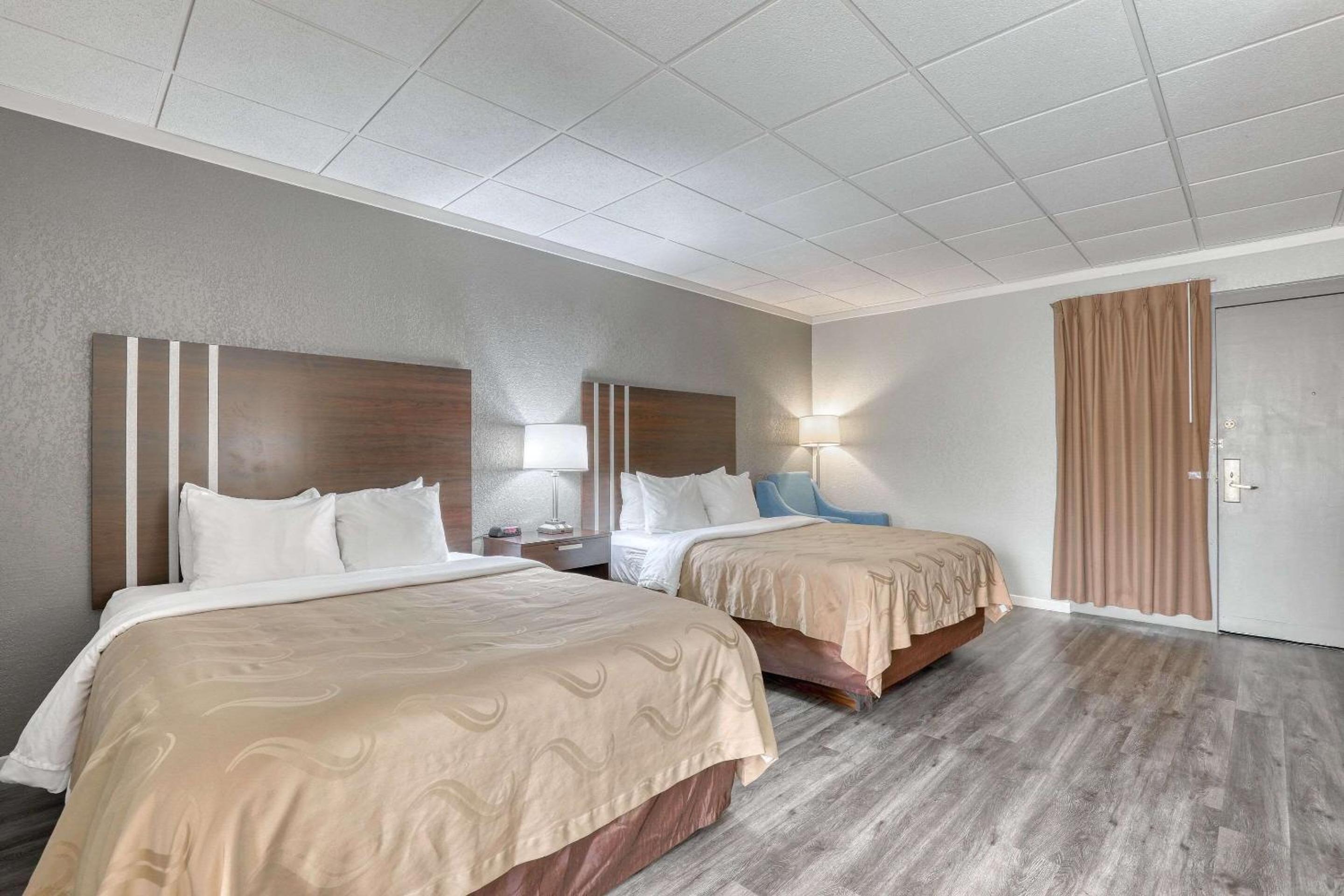 Standard Queen Room with Two Queen Beds - Non-Smoking - Photo 2