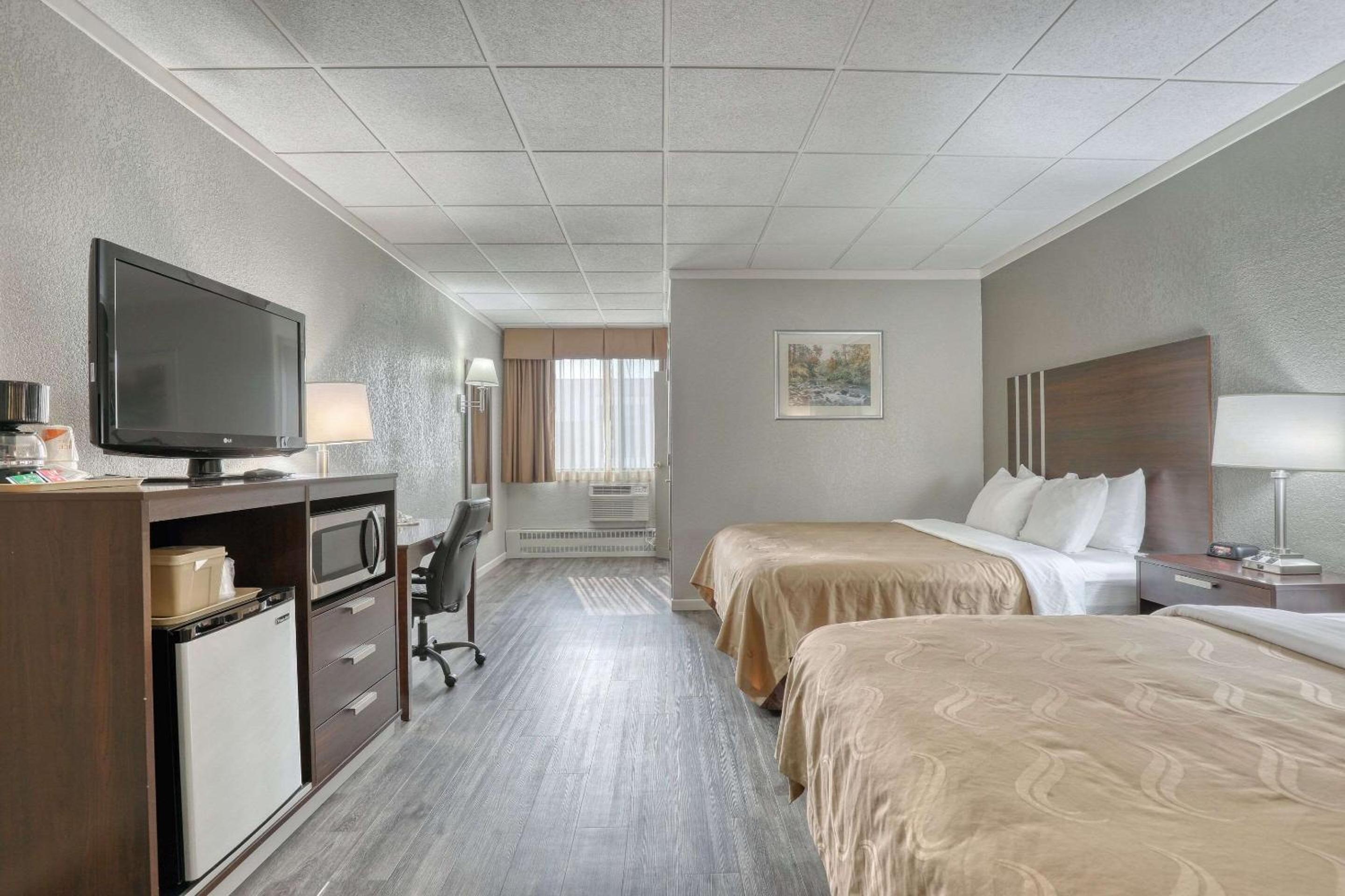 Standard Queen Room with Two Queen Beds - Non-Smoking - Photo 5