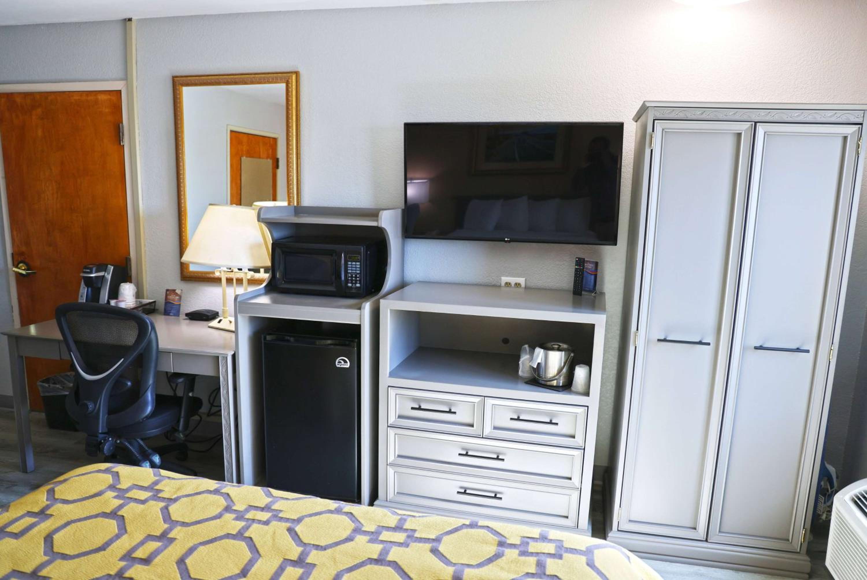 1 Queen Bed, Mobility Accessible Room, Bathtub w/ Grab Bars, Non-Smoking - Photo 1
