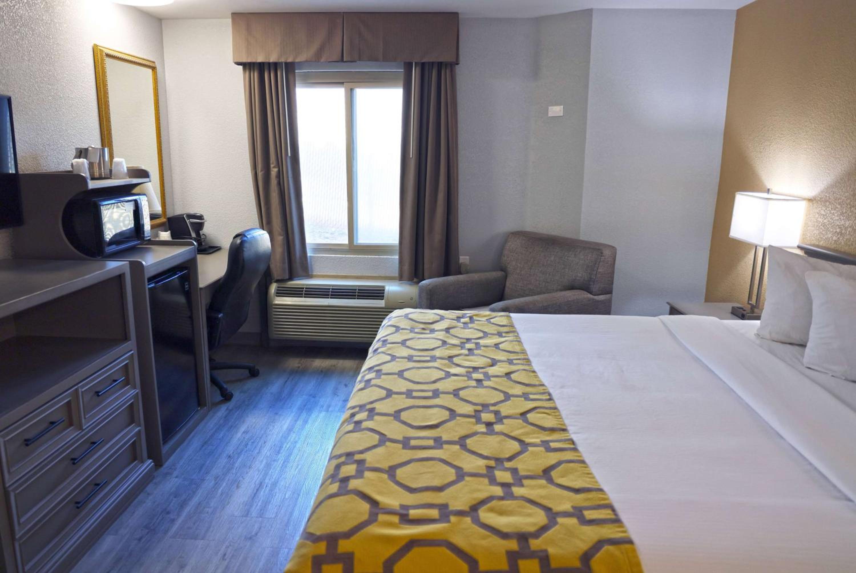 King Room - Non-Smoking - Photo 1