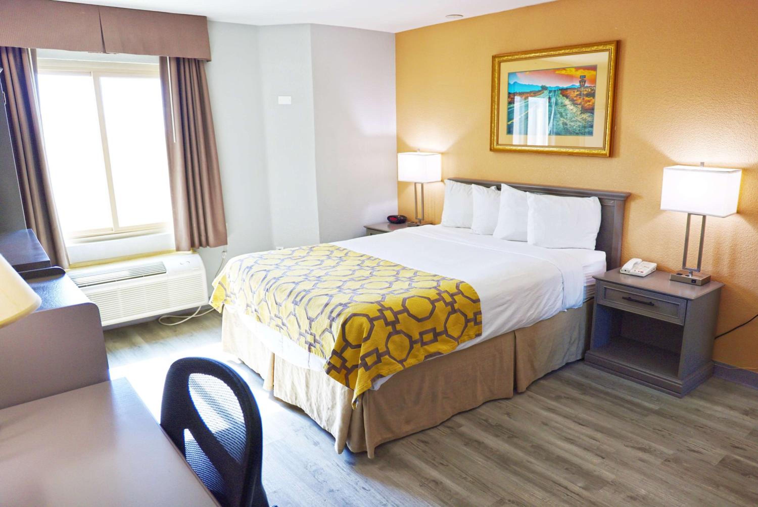1 Queen Bed, Mobility Accessible Room, Roll-in Shower, Non-Smoking - Photo 1