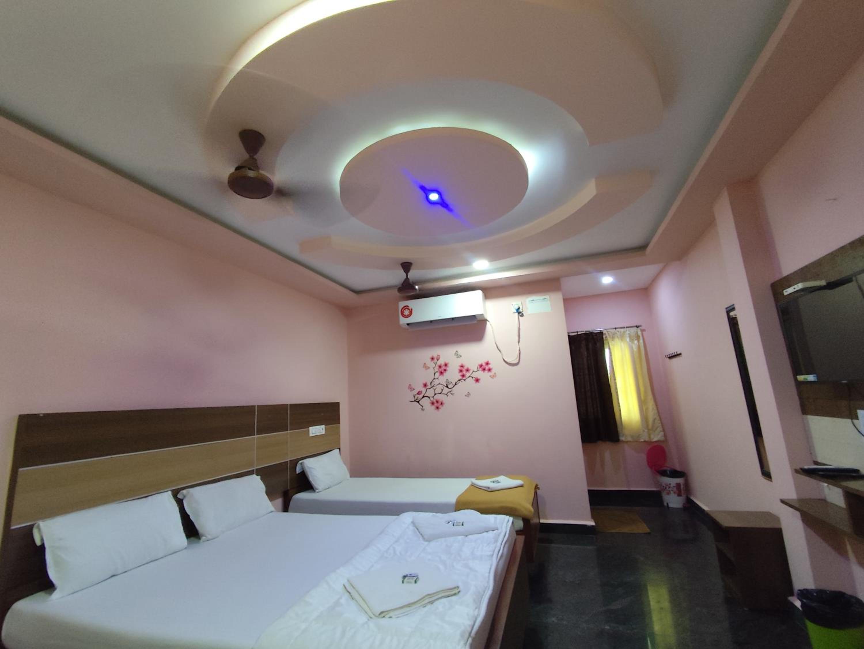 Deluxe Triple Room - Photo 11