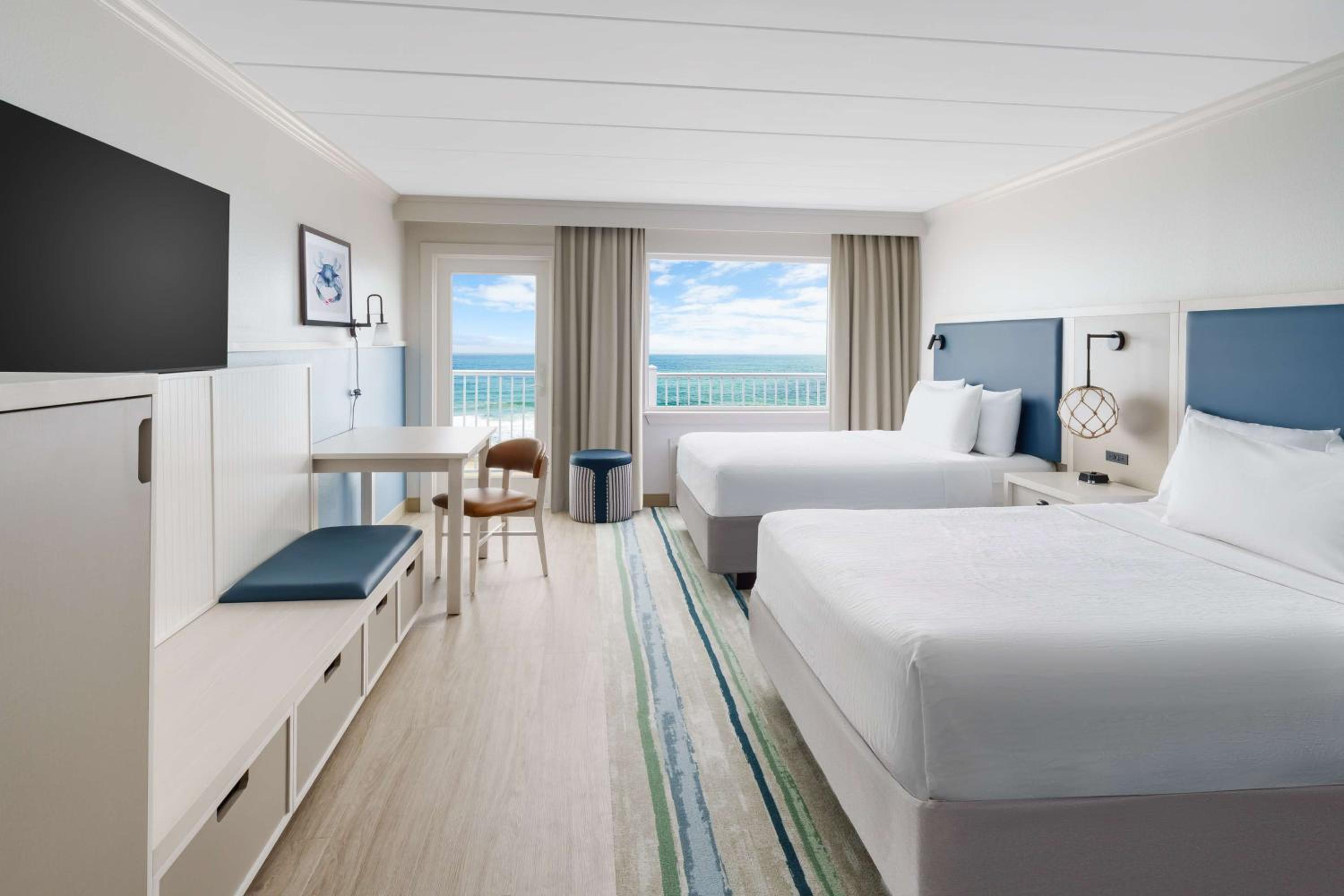 Queen Room with Two Queen Beds - High Floor/View photo 2