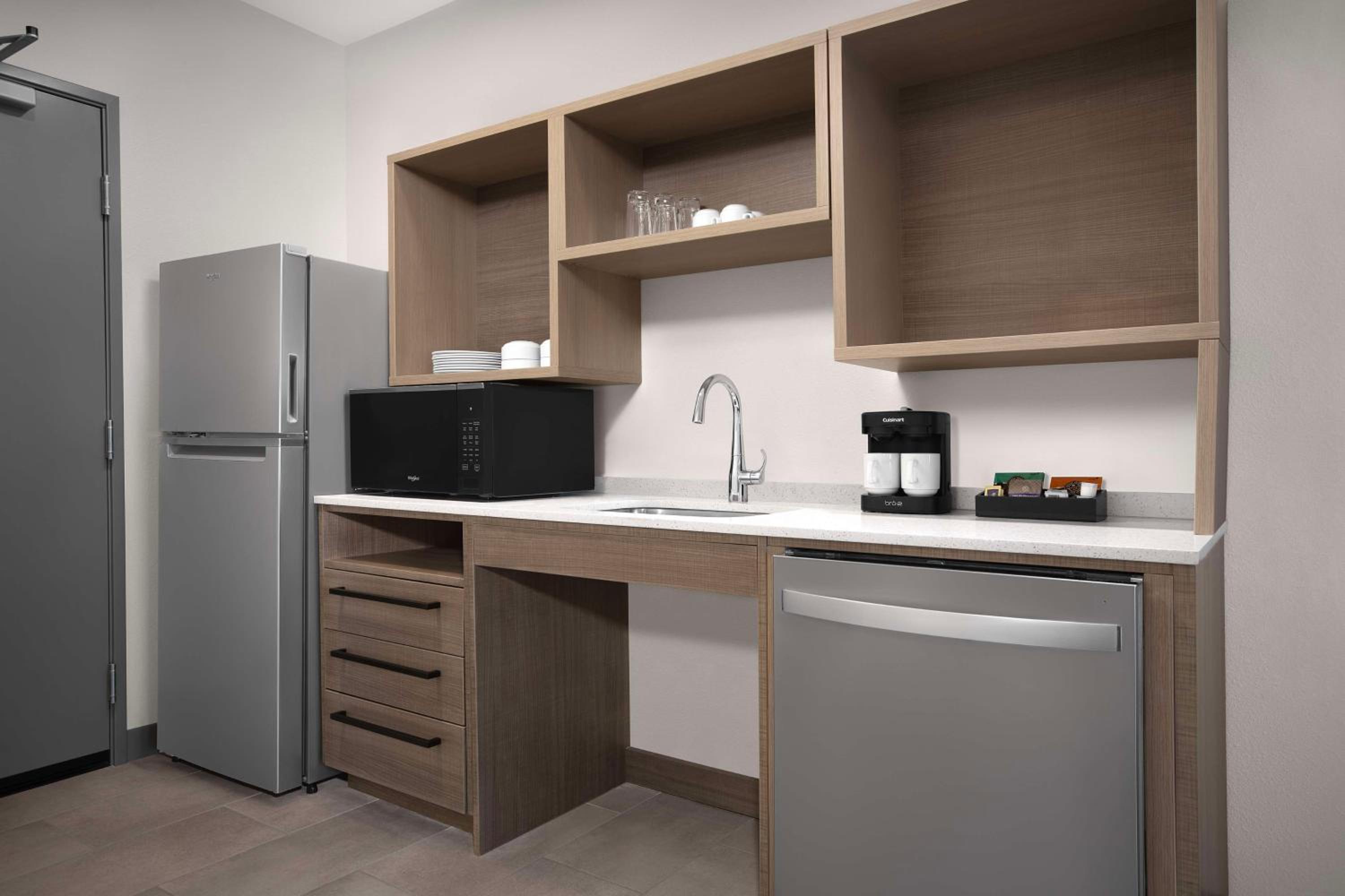 King Studio Suite with Accessible Tub - Mobility Access photo 3