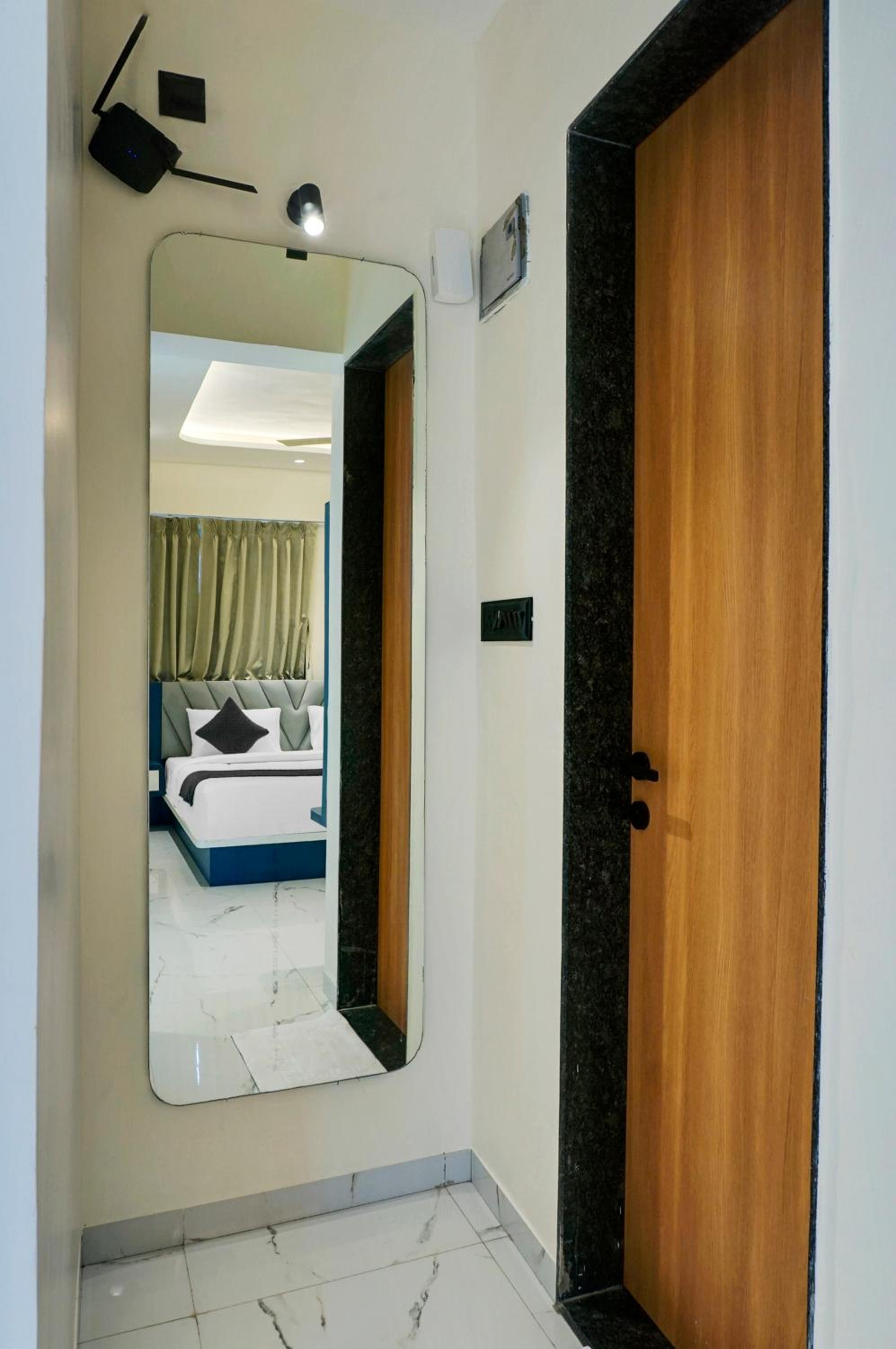 Suite with Balcony - Photo 6