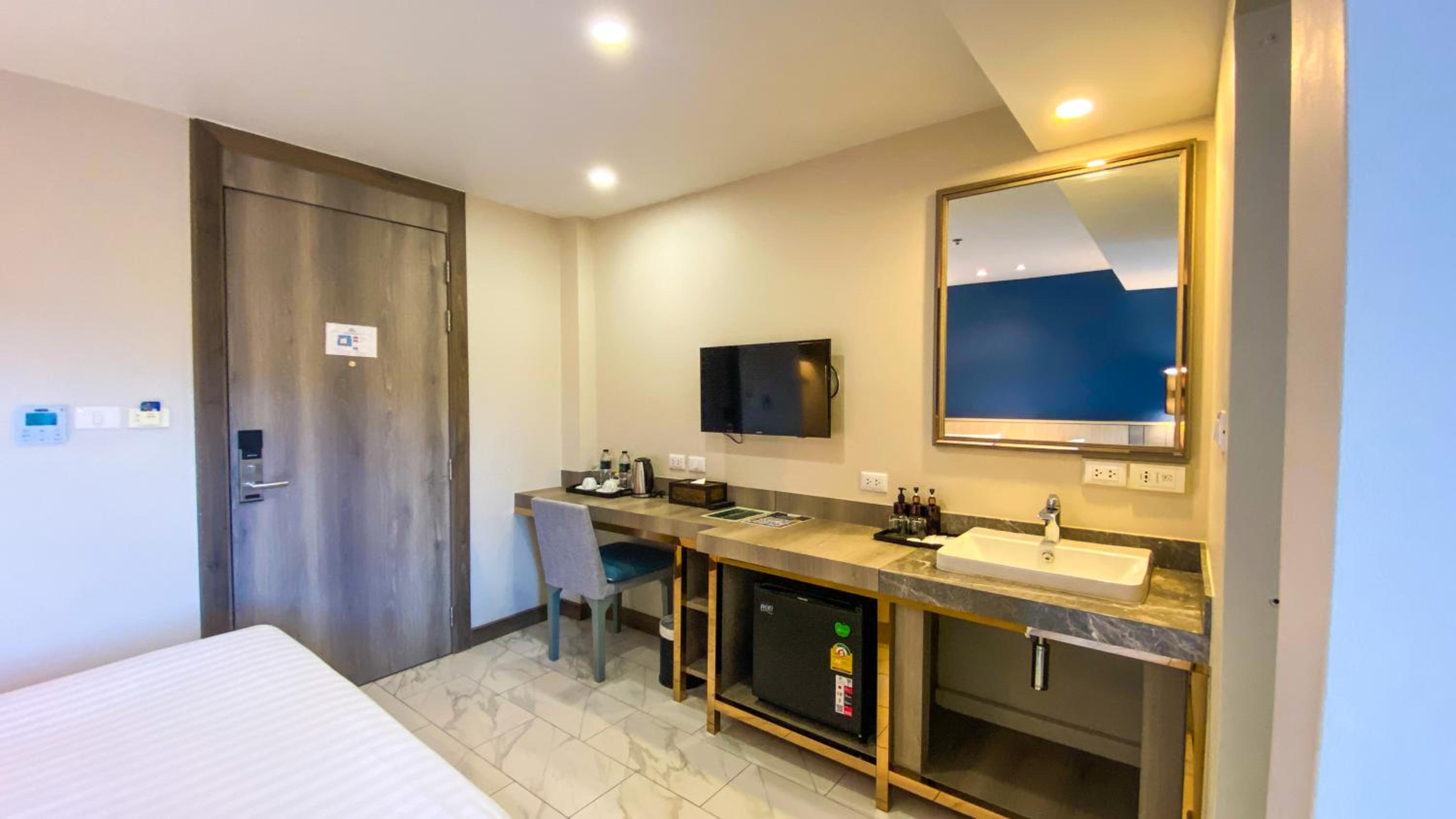 Superior King Room - Photo 10