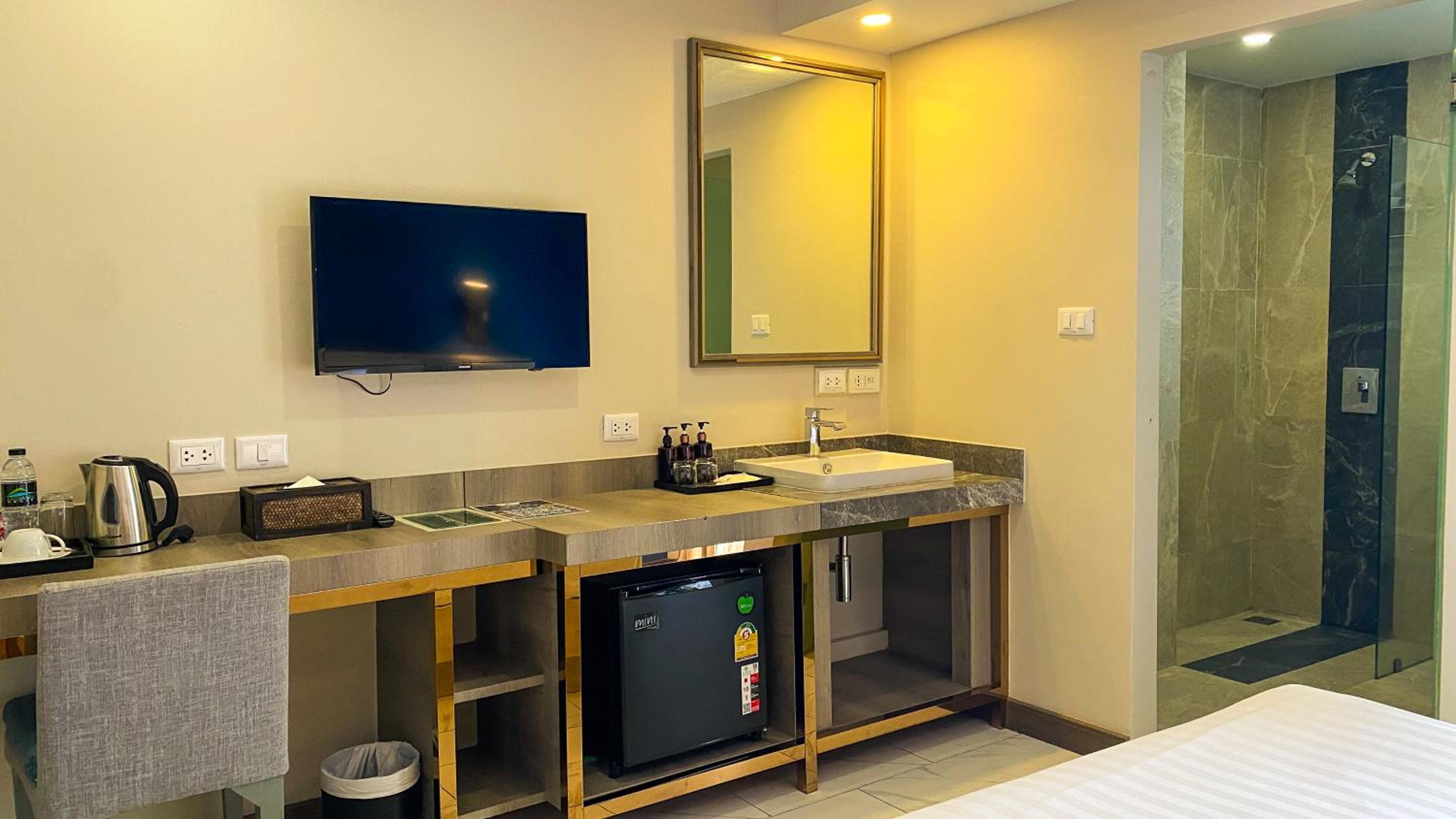 Superior King Room - Photo 9