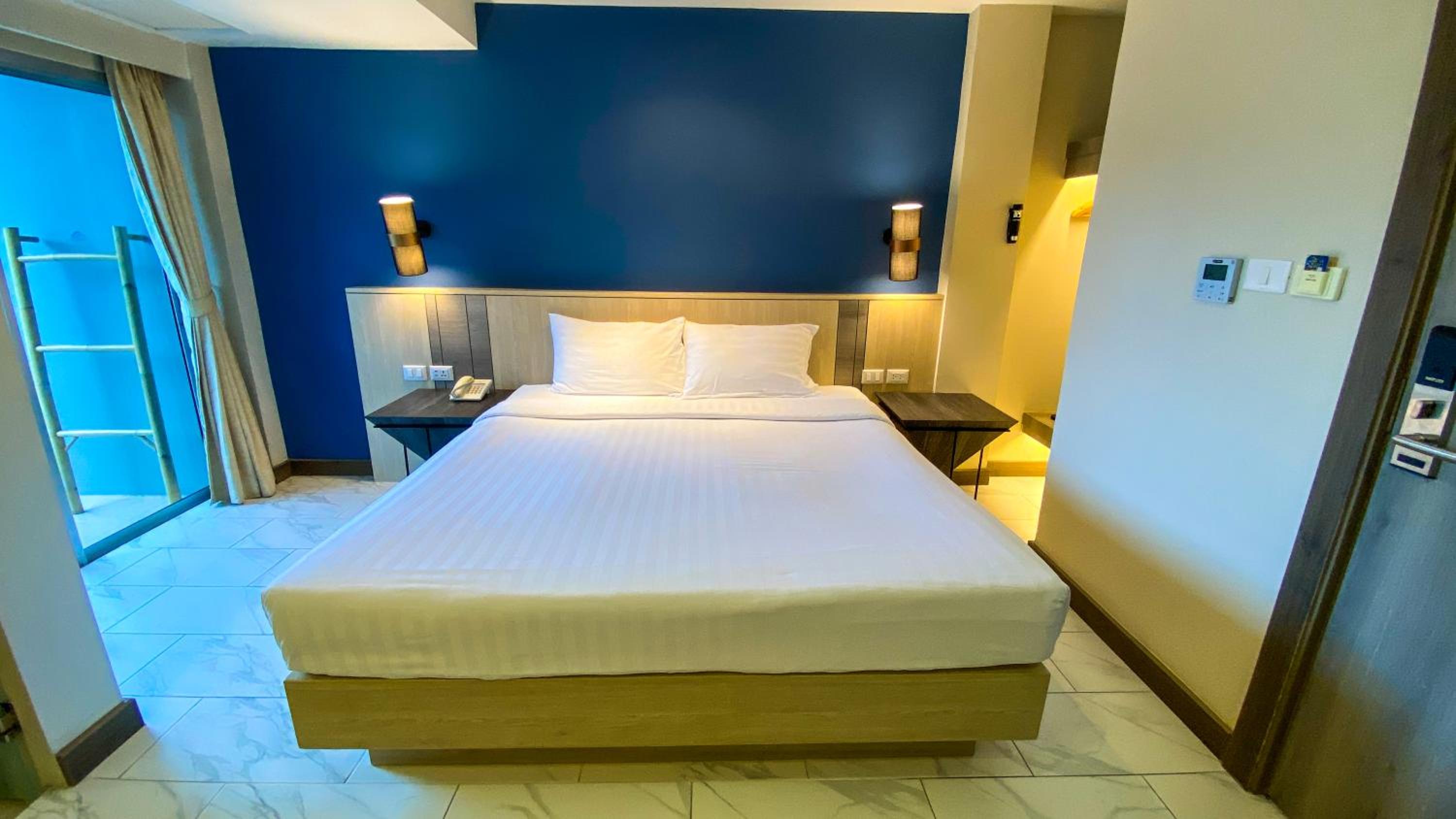 Superior King Room - Photo 8