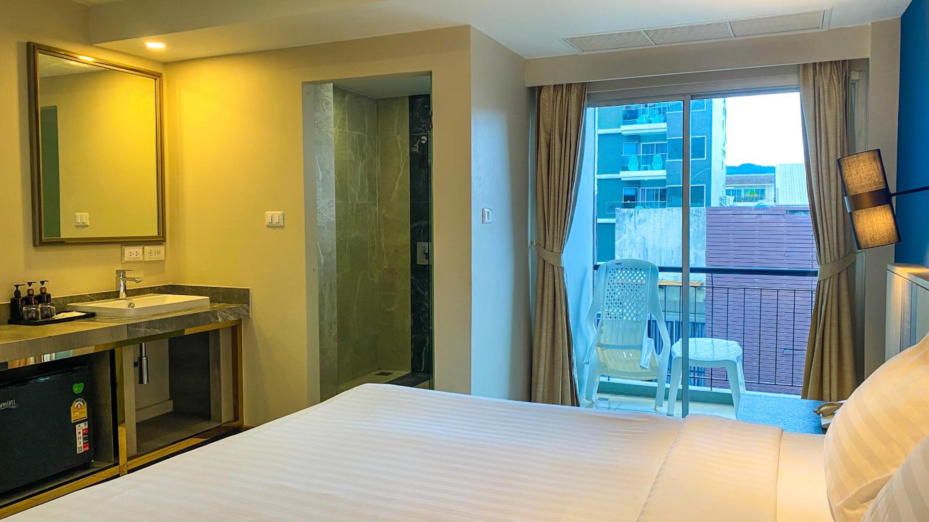 Superior King Room - Photo 5