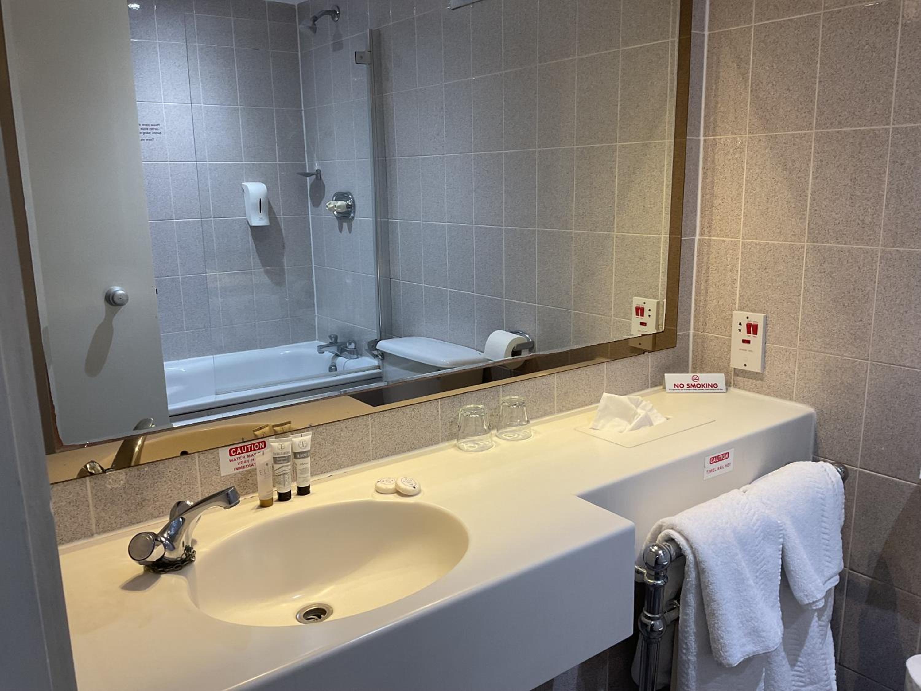 Deluxe Double or Twin Room - Photo 6