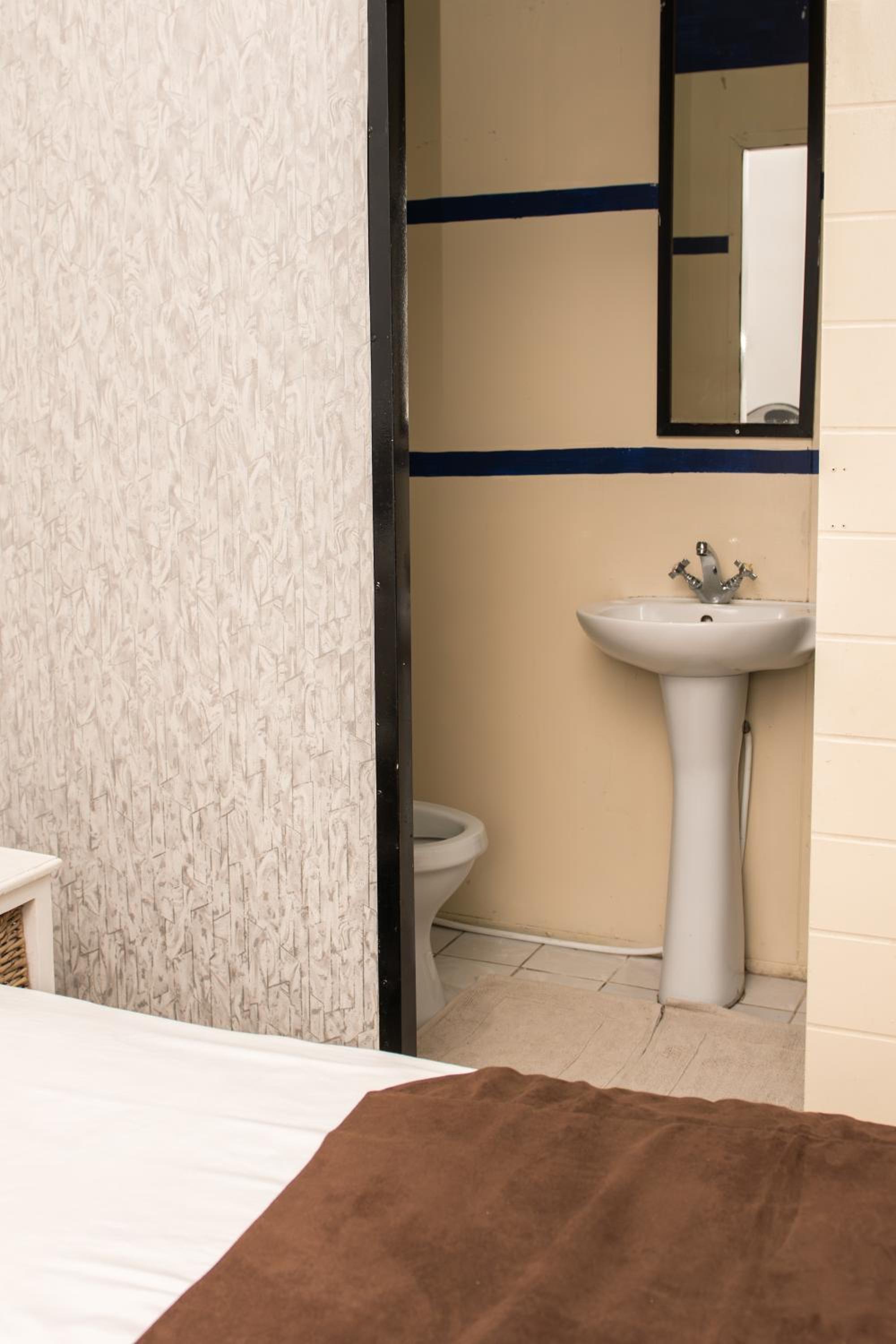 Double Room with Private Bathroom - Photo 2