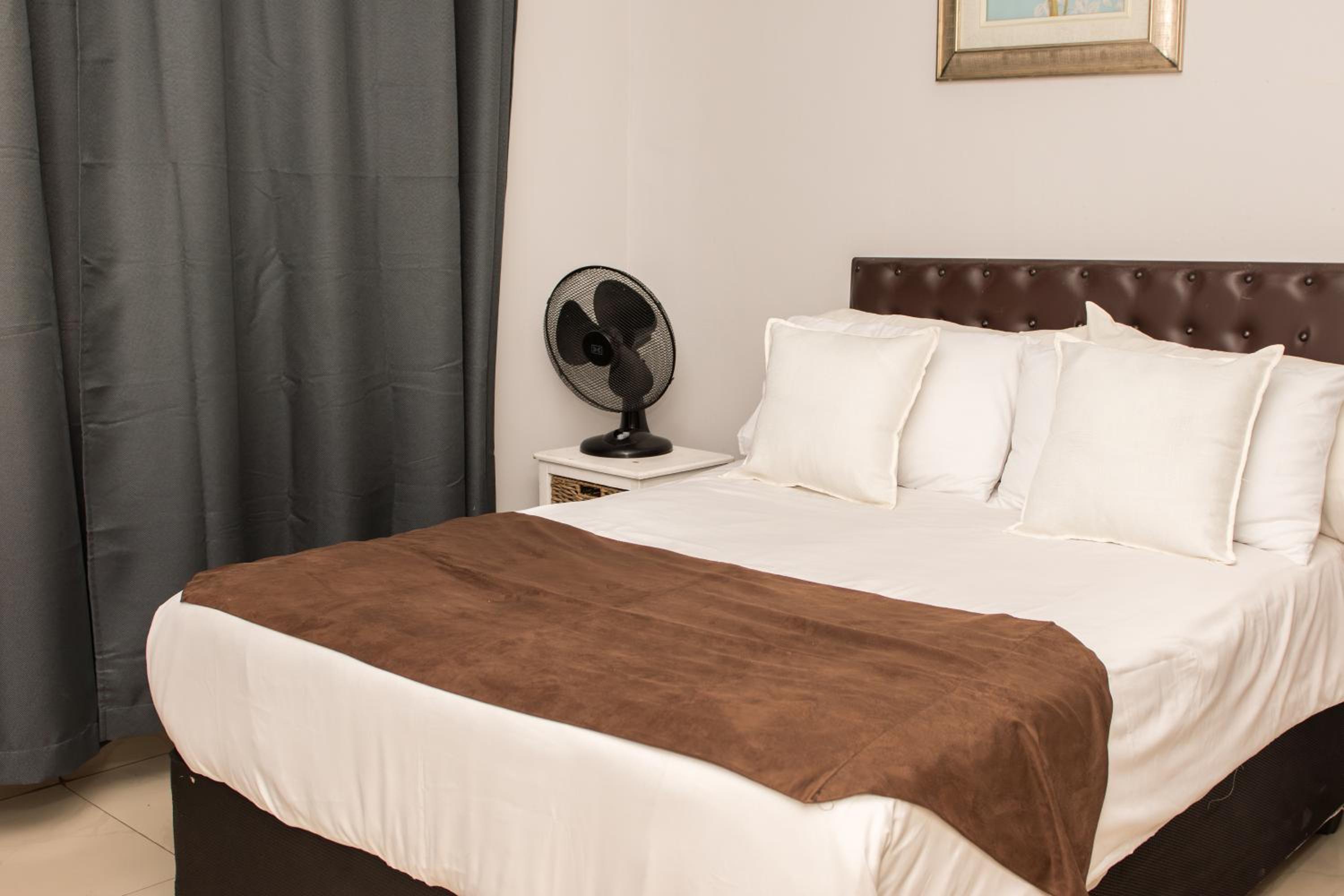 Double Room with Private Bathroom - Photo 3