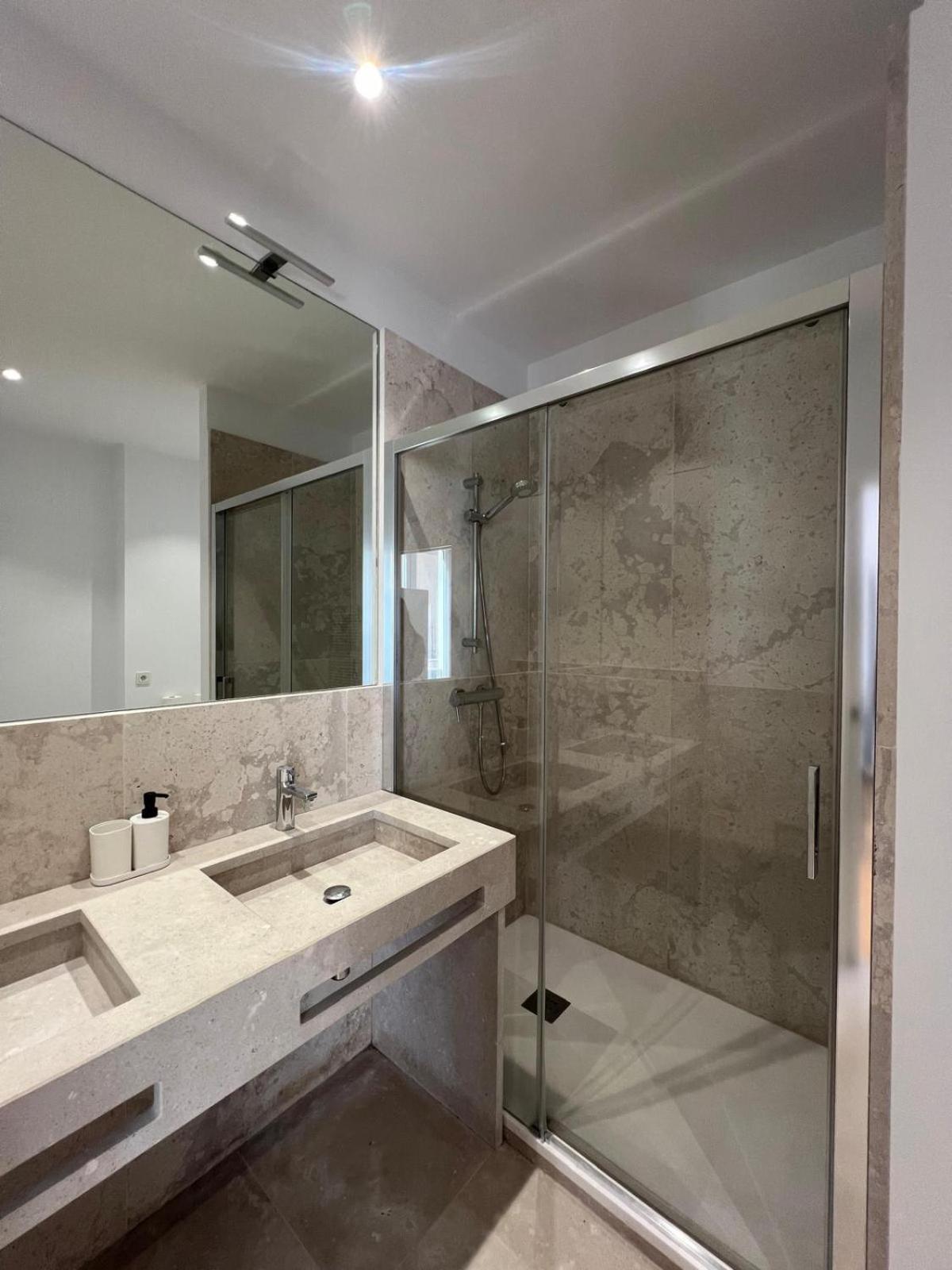 Double Room with Shared Bathroom photo 2