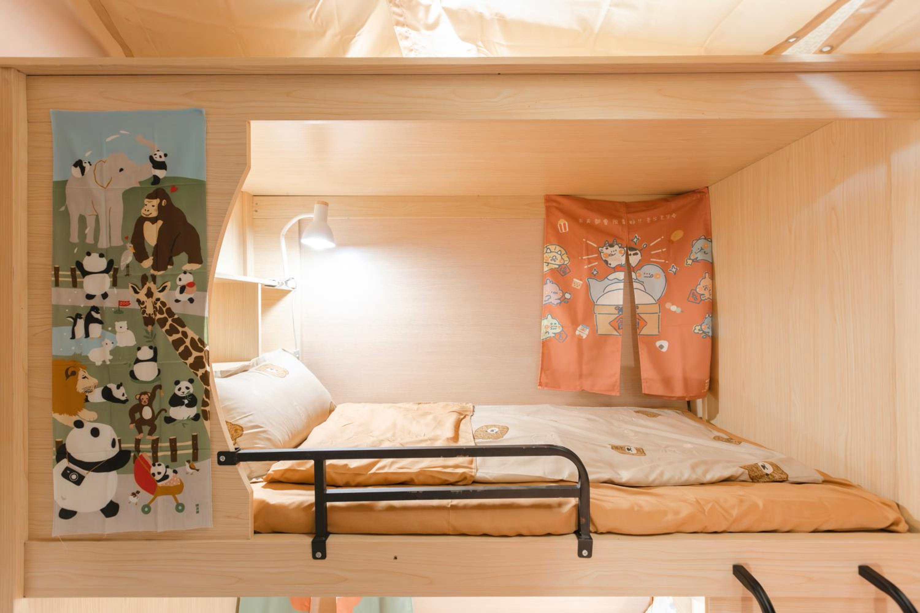 Bed in 4-Bed Mixed Dormitory Room photo 2