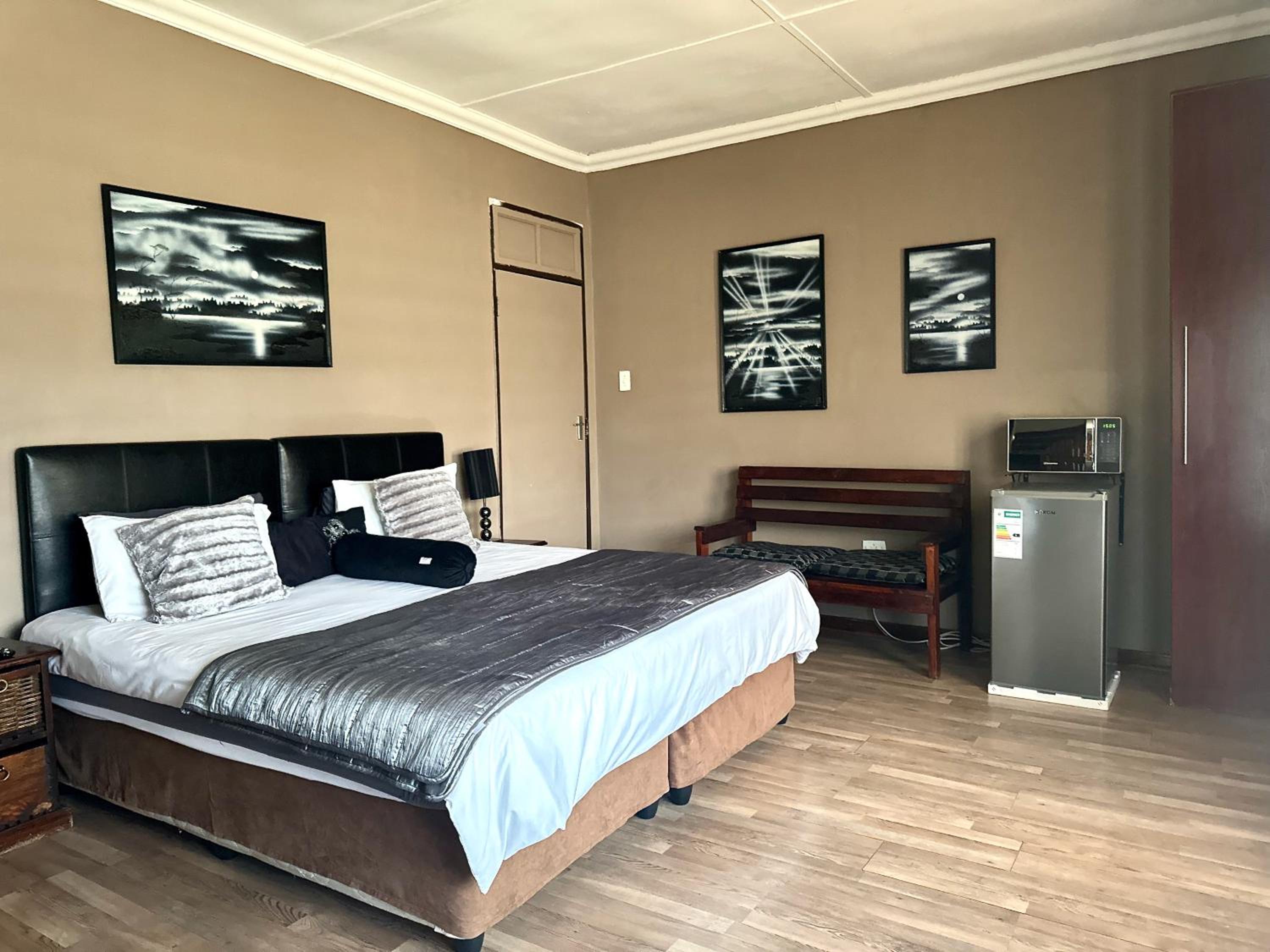 Double or Twin Room photo 3
