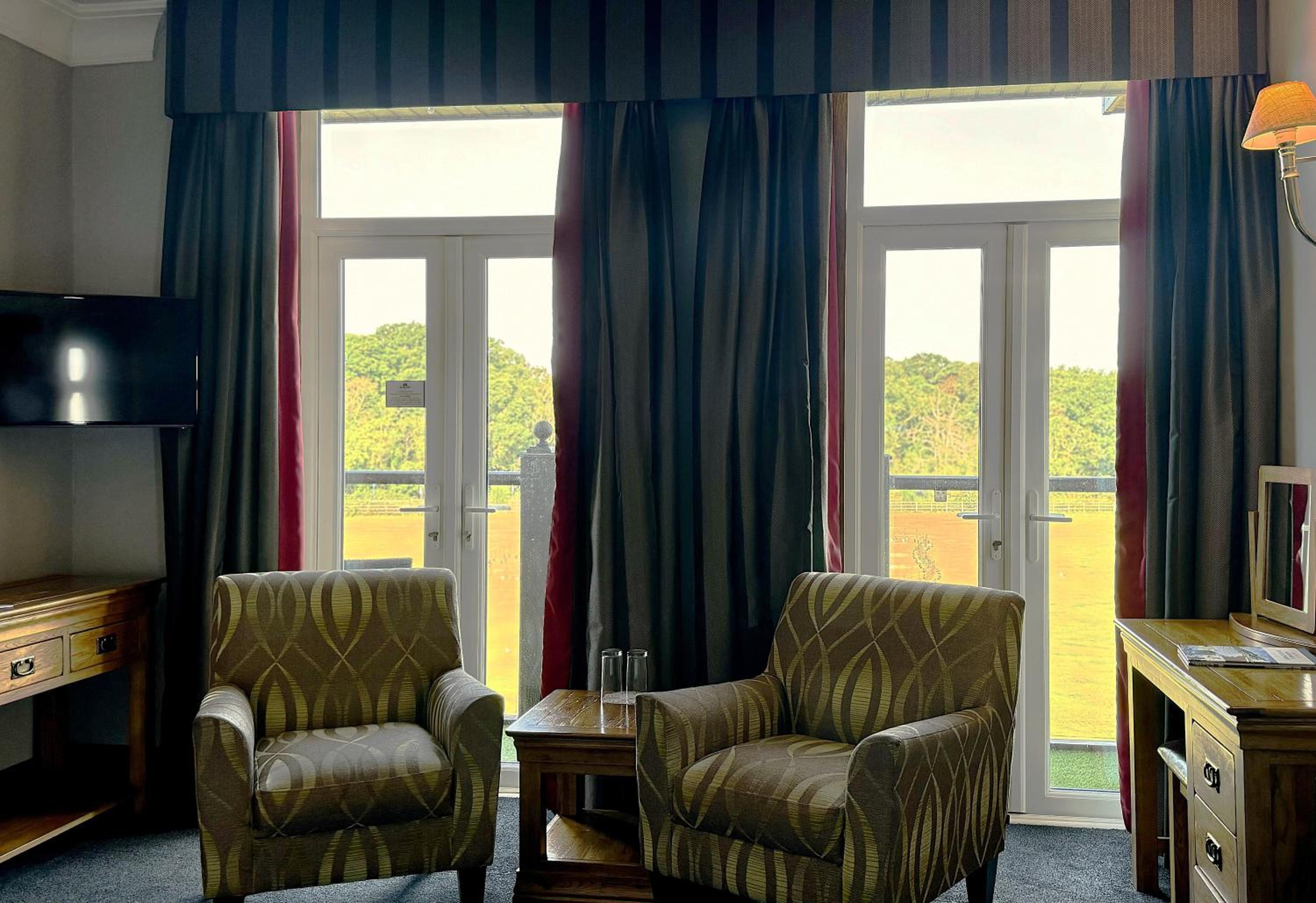 King Room with Balcony - Photo 6