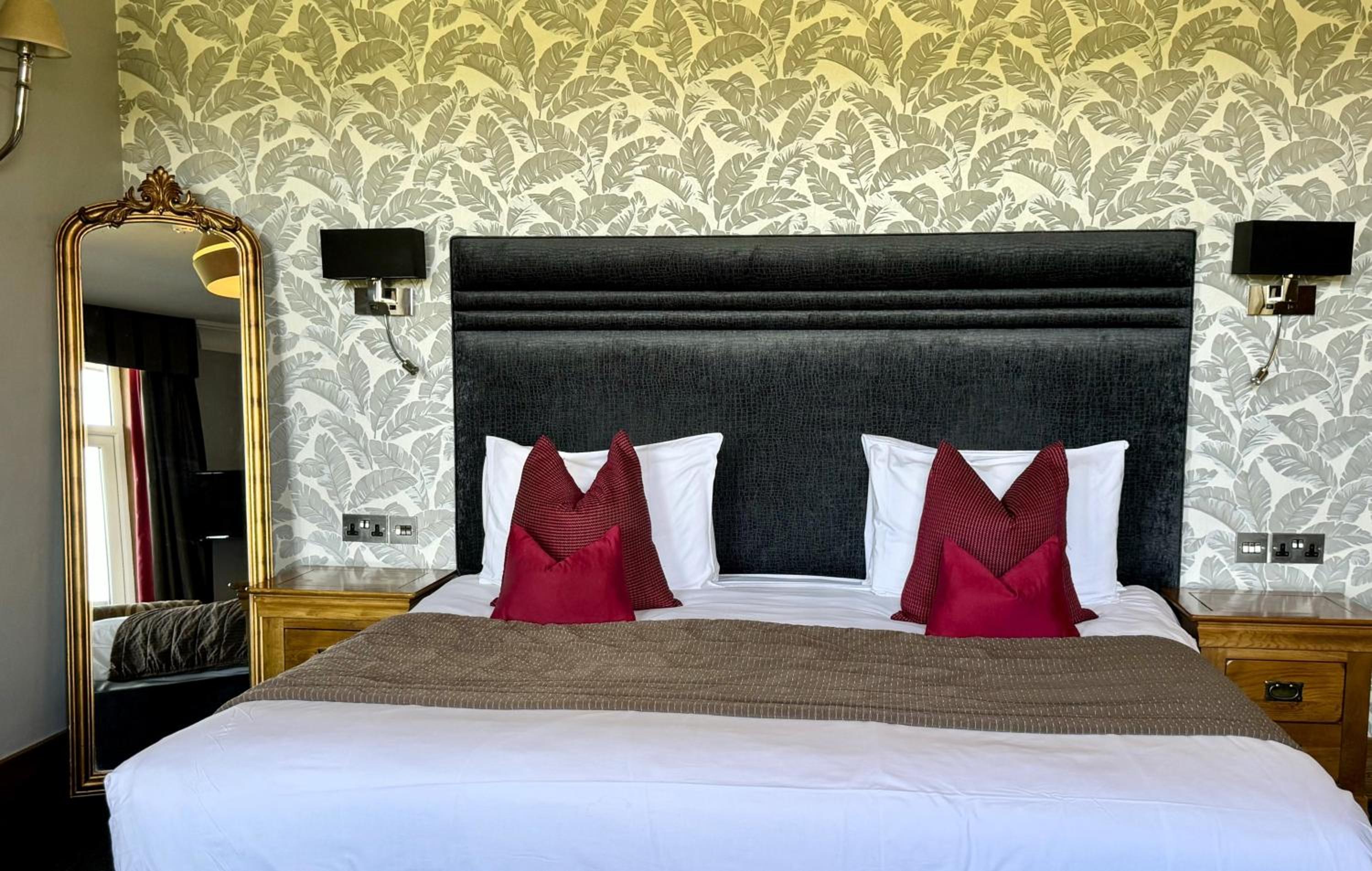 King Room with Balcony - Photo 3