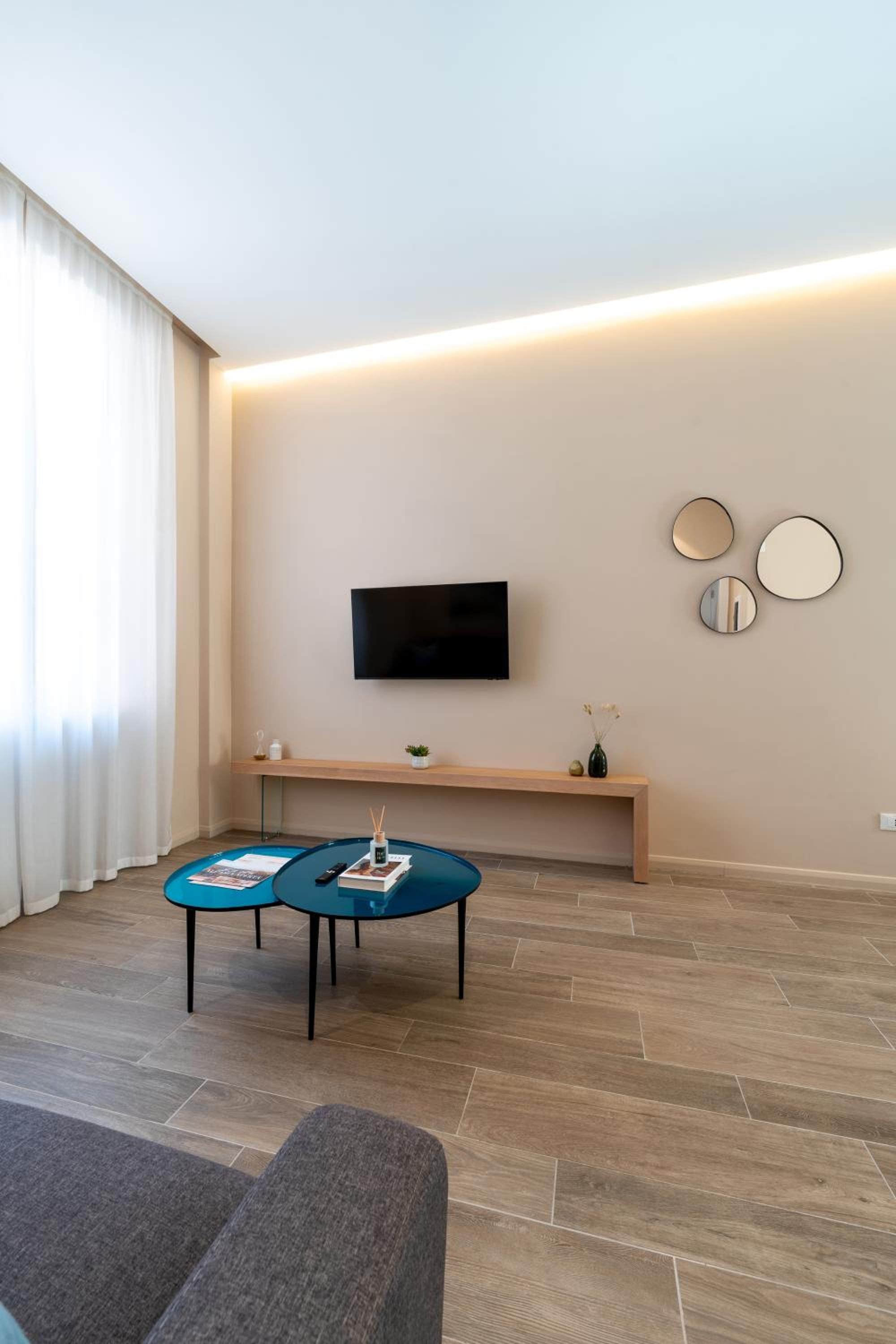 Suite - Photo 1