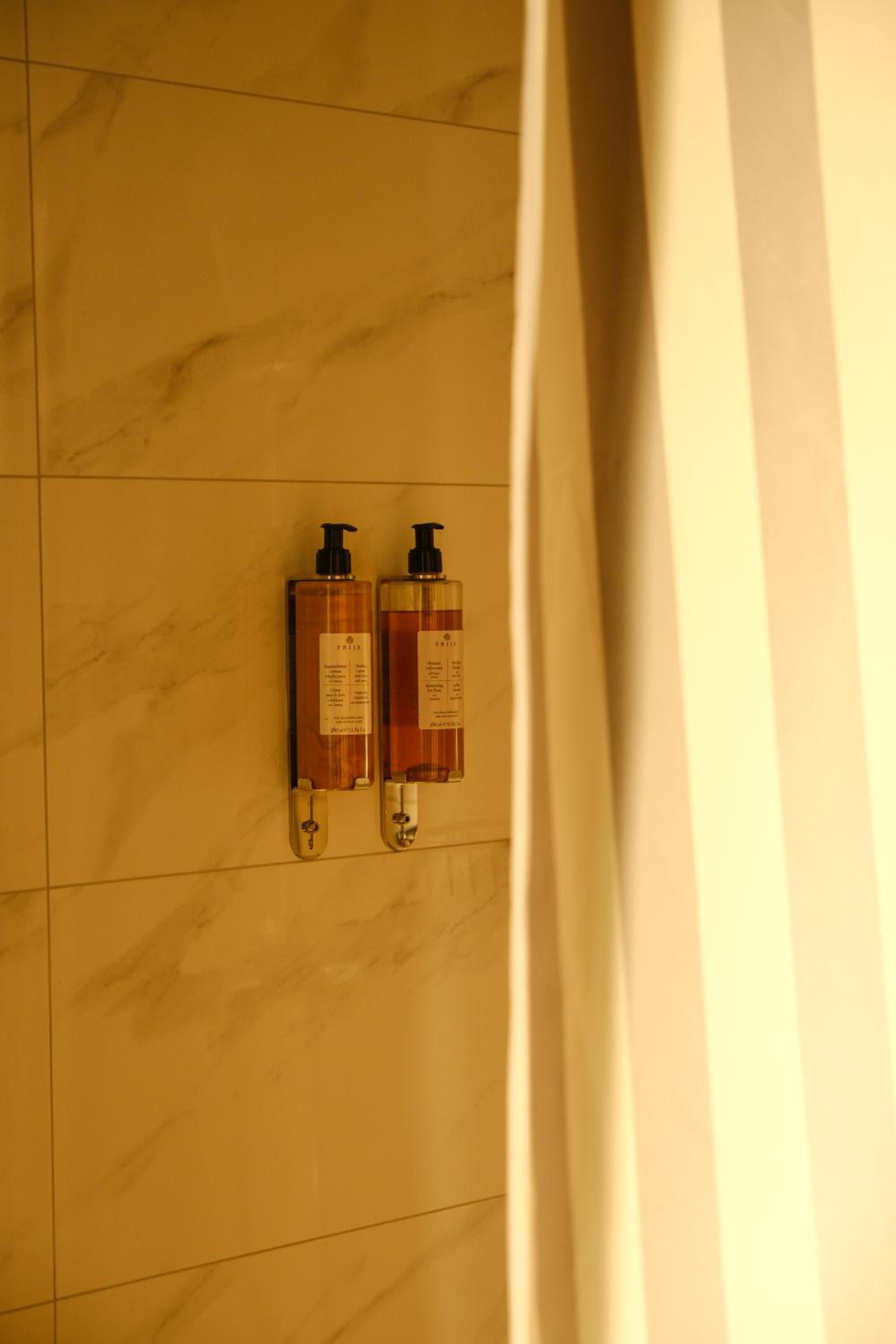 Standard Double Room - Photo 11