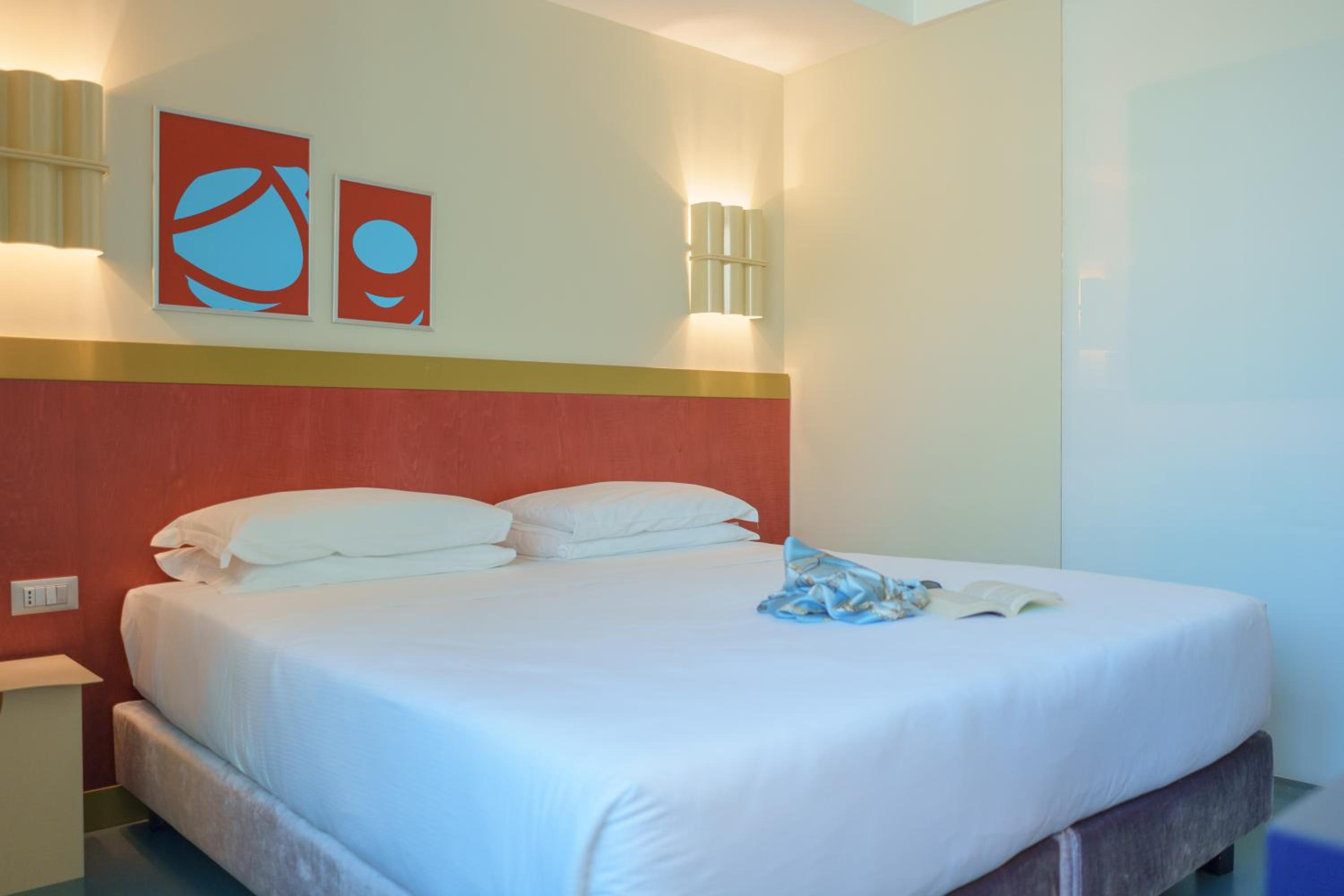Standard Double Room thumbnail 5