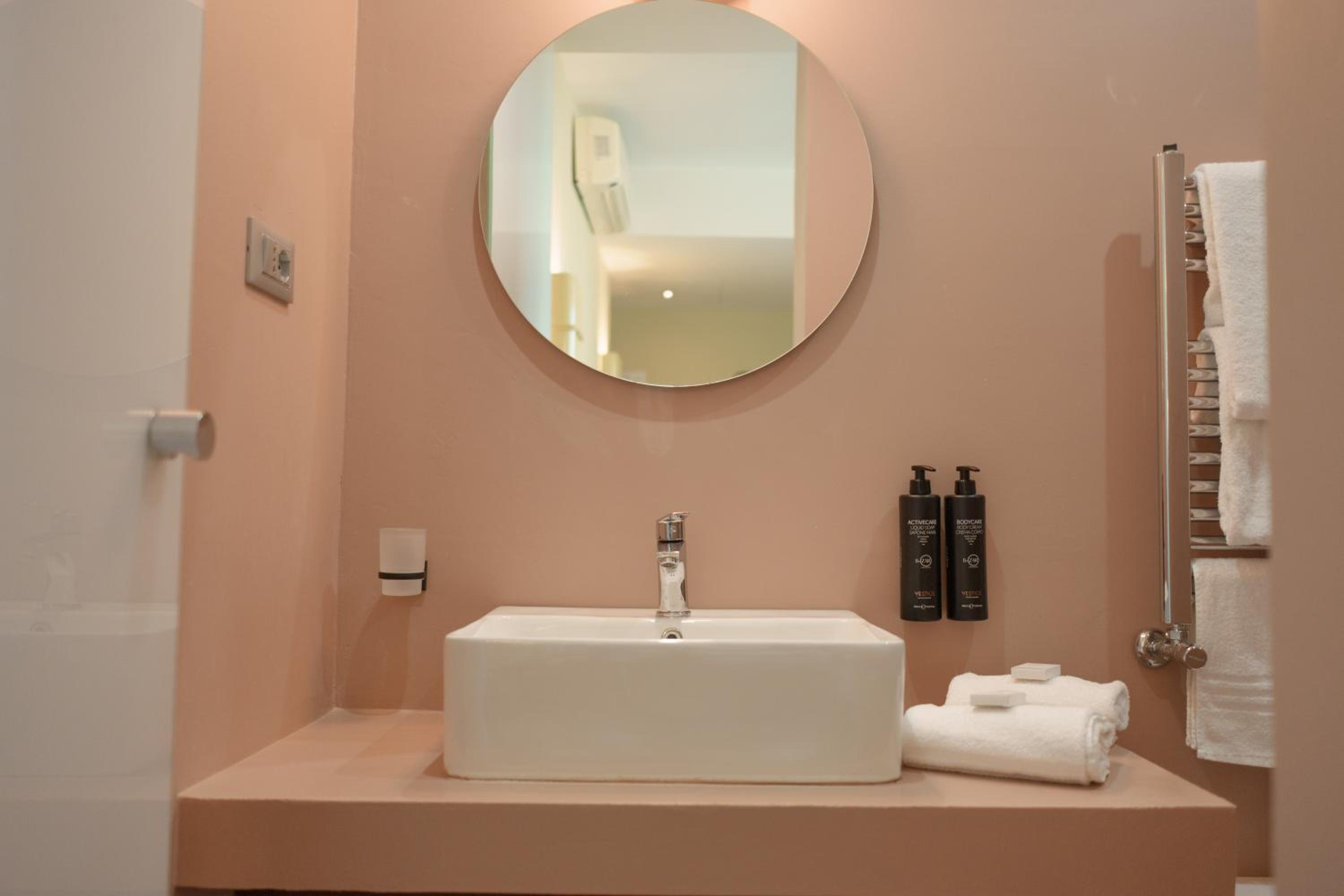 Superior Double Room thumbnail 5